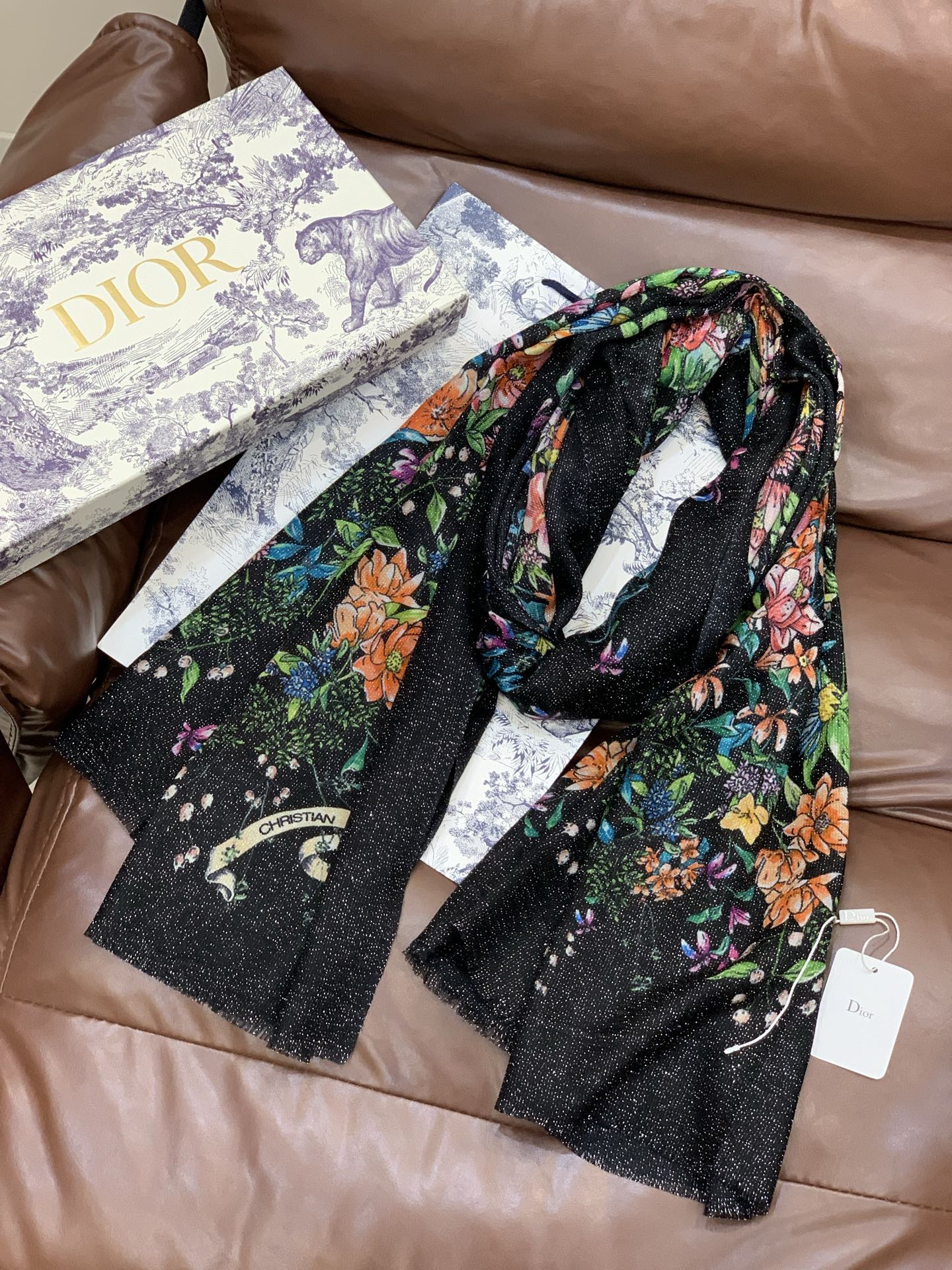 P215 会发光发亮的围巾💃🏻💃🏻D家【D花香明媚】‼️抢‼️VIP推荐 ‼️👍下手一定要快【高端 大爱 ‼️纯羊绒 婴儿触感舒服到飞❤️女人尤物 货极少 四季都可以用‼️真心美的让人非常非常心动 上身效果简直美翻了 品质非常完美👍‼️ 整个围巾给人大牌气场的同时又非常精致秀丽💟绝对值得入手的新款💟‼️ 实物一拿到就会庆幸自己是女人的绝美好货😂 值得品鉴‼️完美气质品味Ditails首选👍VIP们 上‼️🌟尺寸:100*200