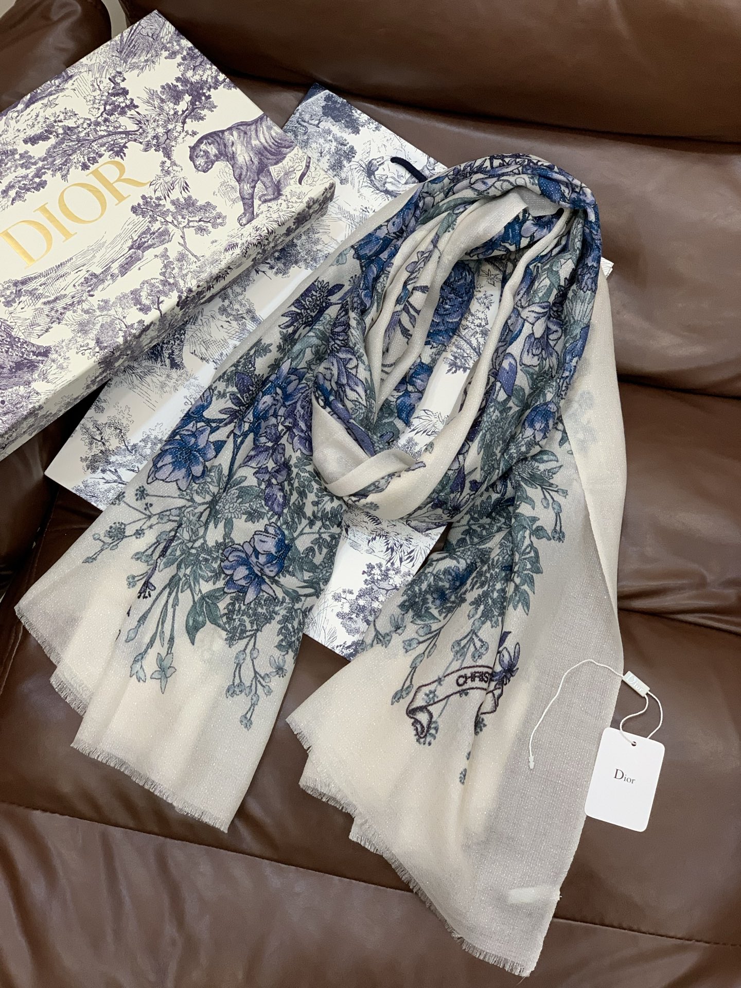 P215 会发光发亮的围巾💃🏻💃🏻D家【D花香明媚】‼️抢‼️VIP推荐 ‼️👍下手一定要快【高端 大爱 ‼️纯羊绒 婴儿触感舒服到飞❤️女人尤物 货极少 四季都可以用‼️真心美的让人非常非常心动 上身效果简直美翻了 品质非常完美👍‼️ 整个围巾给人大牌气场的同时又非常精致秀丽💟绝对值得入手的新款💟‼️ 实物一拿到就会庆幸自己是女人的绝美好货😂 值得品鉴‼️完美气质品味Ditails首选👍VIP们 上‼️🌟尺寸:100*200