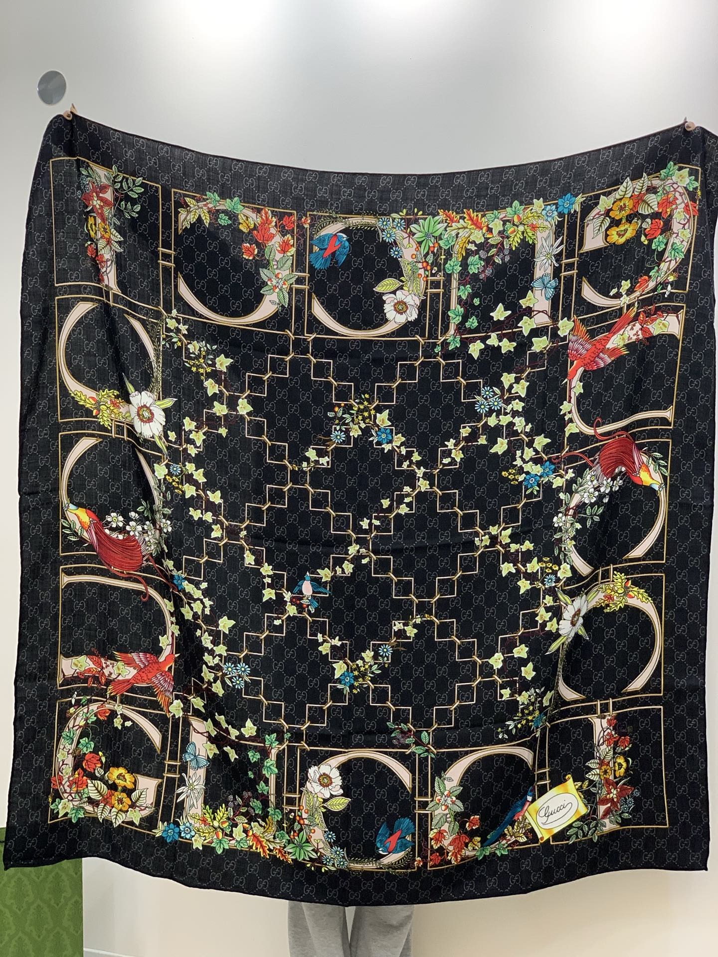 Gucci新款方巾 Gucci动物和花卉印花品牌典藏图案在与全新醒目印花的衬托下熠熠生辉。这款方巾匠心缀