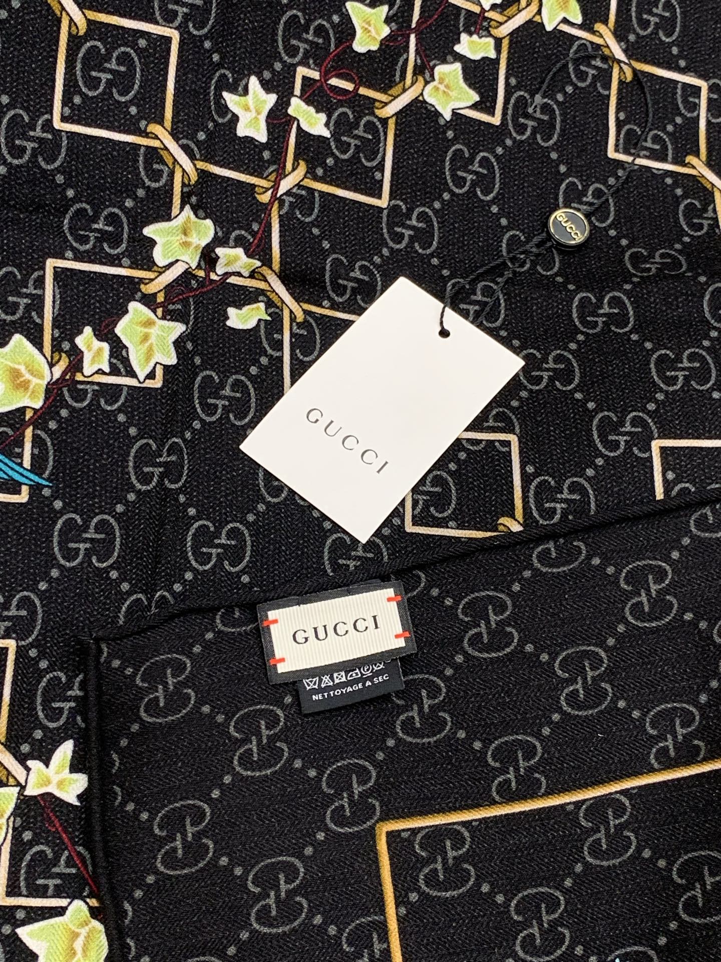 Gucci新款方巾 Gucci动物和花卉印花品牌典藏图案在与全新醒目印花的衬托下熠熠生辉。这款方巾匠心缀