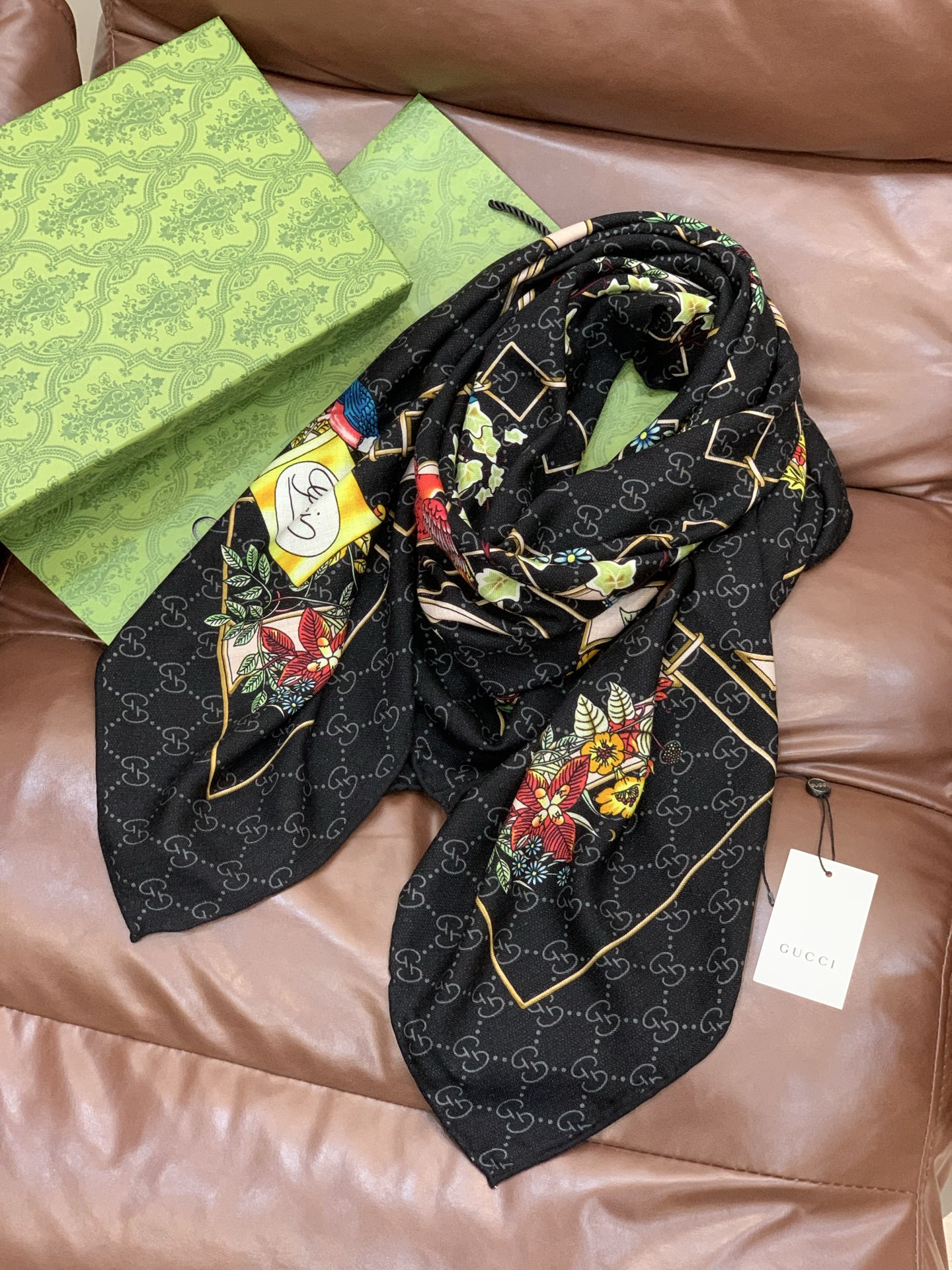 Gucci新款方巾 Gucci动物和花卉印花品牌典藏图案在与全新醒目印花的衬托下熠熠生辉。这款方巾匠心缀