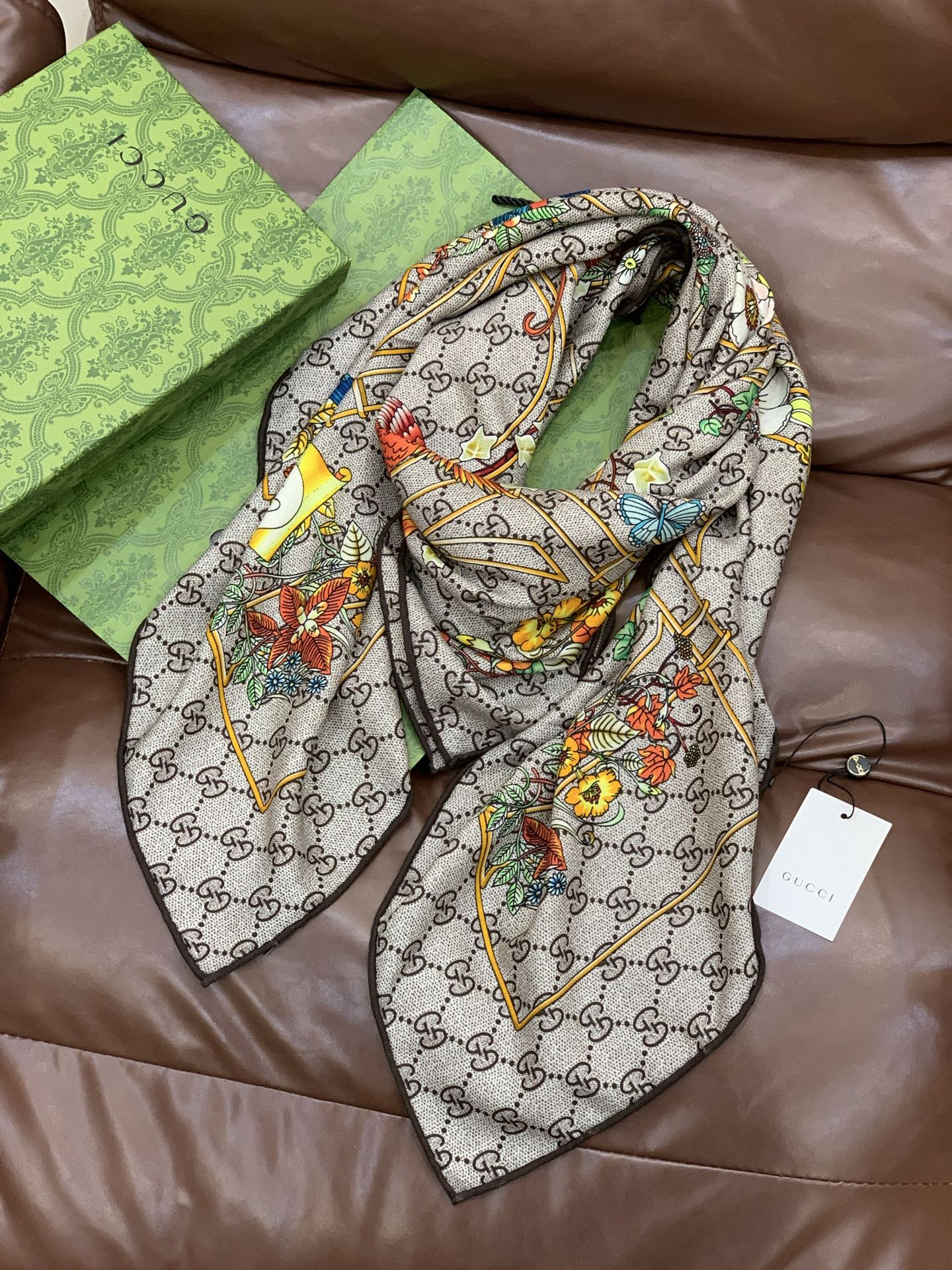 Gucci新款方巾 Gucci动物和花卉印花品牌典藏图案在与全新醒目印花的衬托下熠熠生辉。这款方巾匠心缀