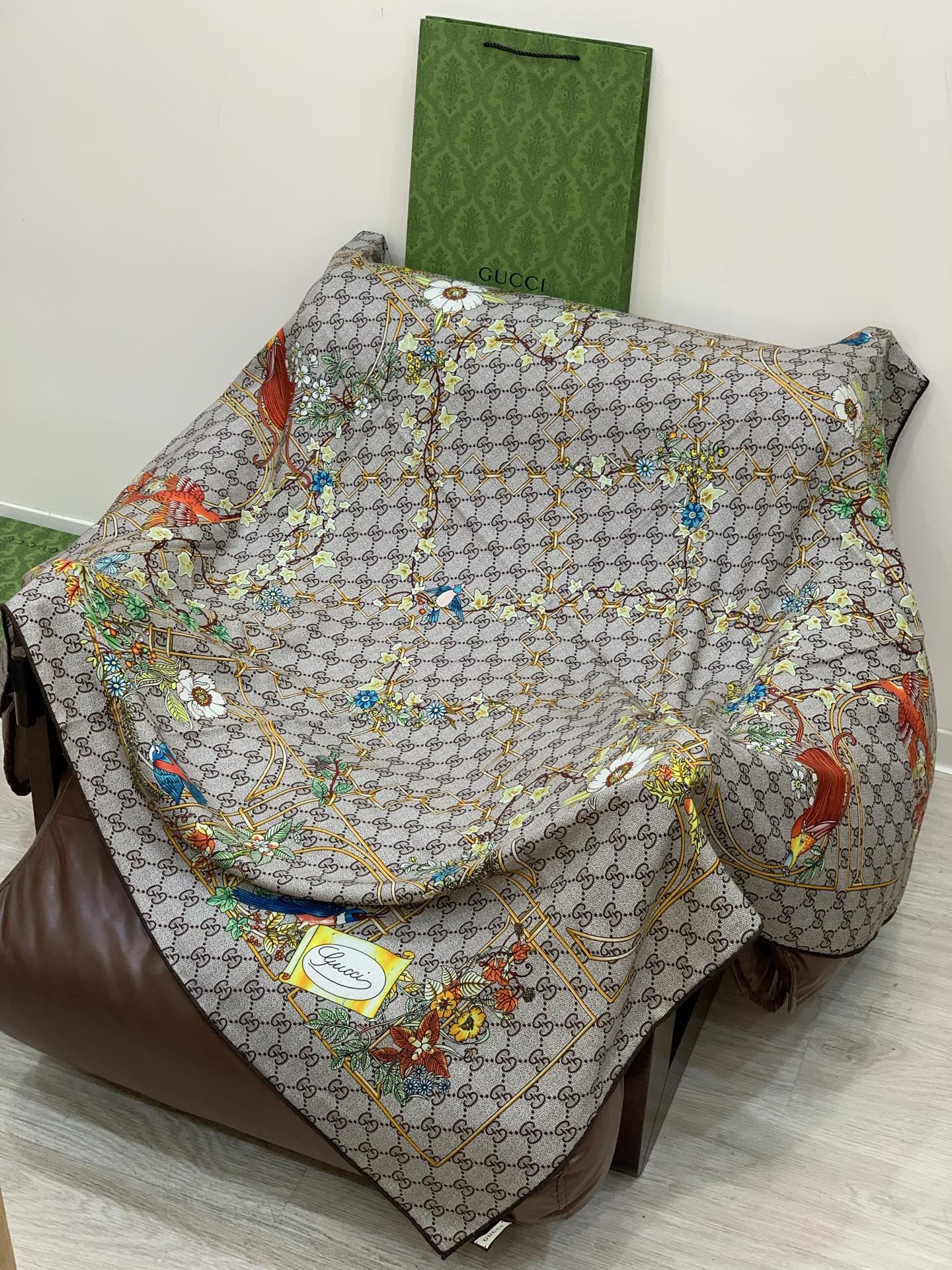 Gucci新款方巾 Gucci动物和花卉印花品牌典藏图案在与全新醒目印花的衬托下熠熠生辉。这款方巾匠心缀