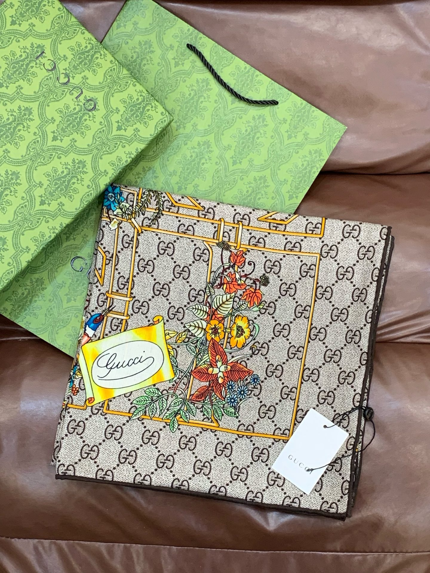 Gucci新款方巾 Gucci动物和花卉印花品牌典藏图案在与全新醒目印花的衬托下熠熠生辉。这款方巾匠心缀