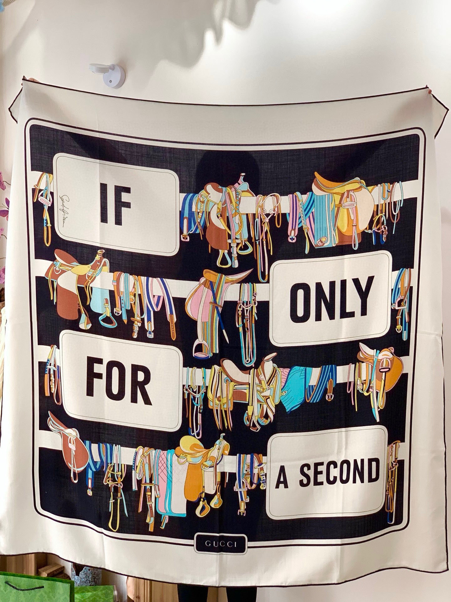 💟Gucci~140双面丝绒披肩马鞍细节和骑马图案以精致色调匠心呈献，意在向品牌与马术世界的深厚渊源致敬