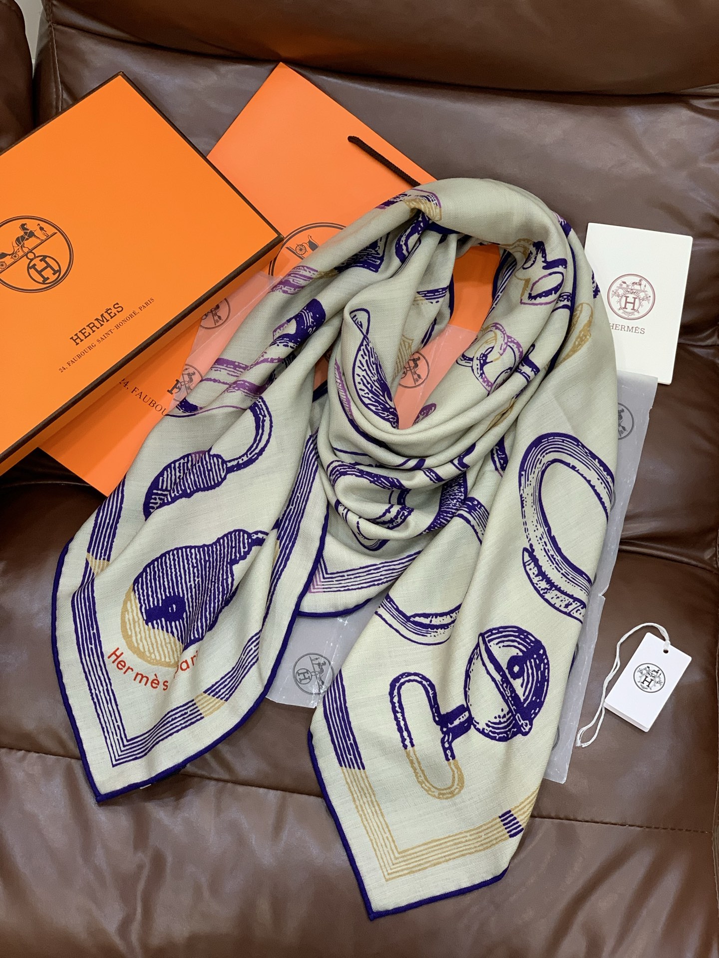 爱马仕(Hermes)【💗】 | “马具故事的诗意回顾”140披肩 【上新❤️】 永远秉承高品质手工卷边