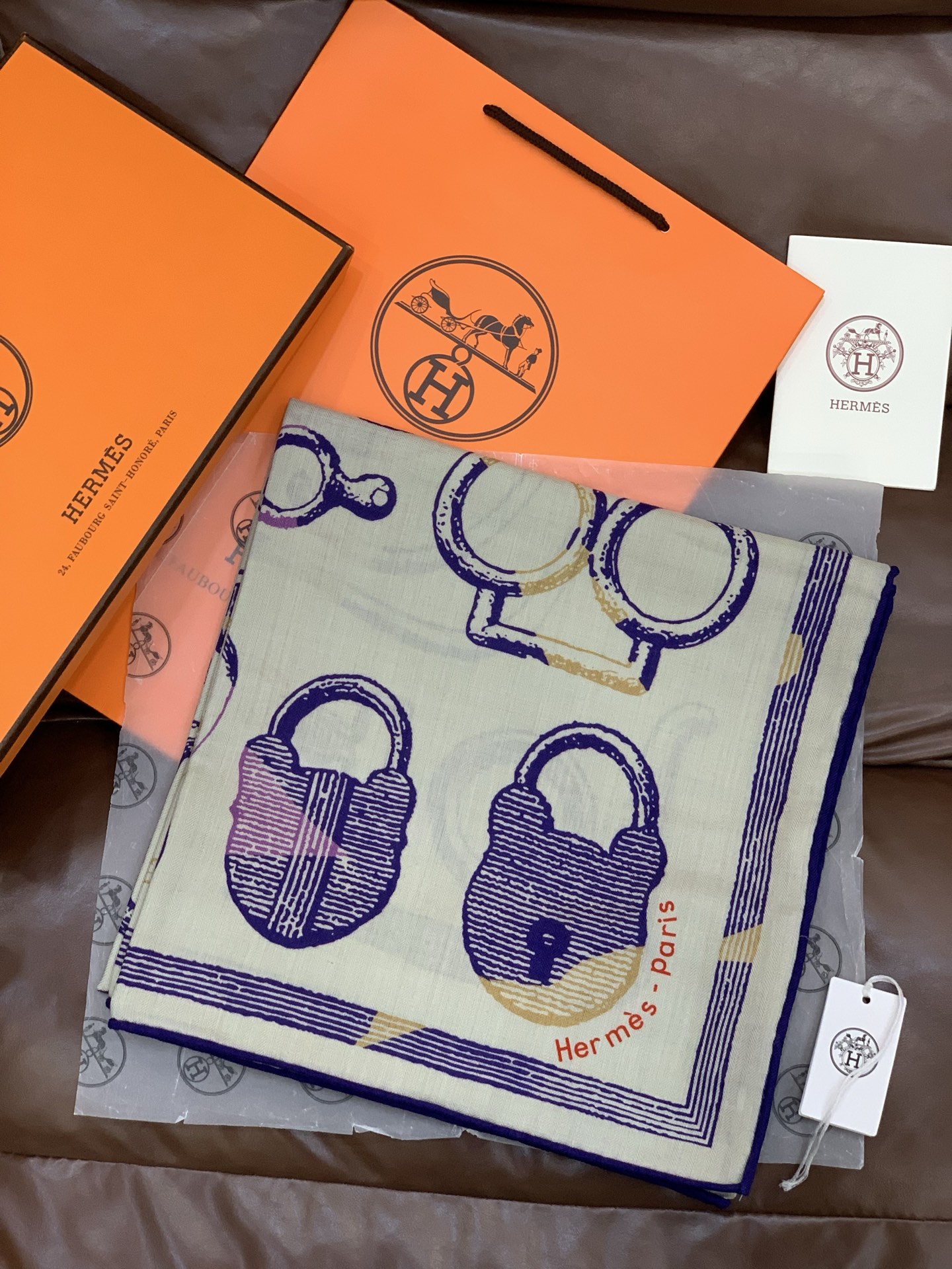 爱马仕(Hermes)【💗】 | “马具故事的诗意回顾”140披肩 【上新❤️】 永远秉承高品质手工卷边