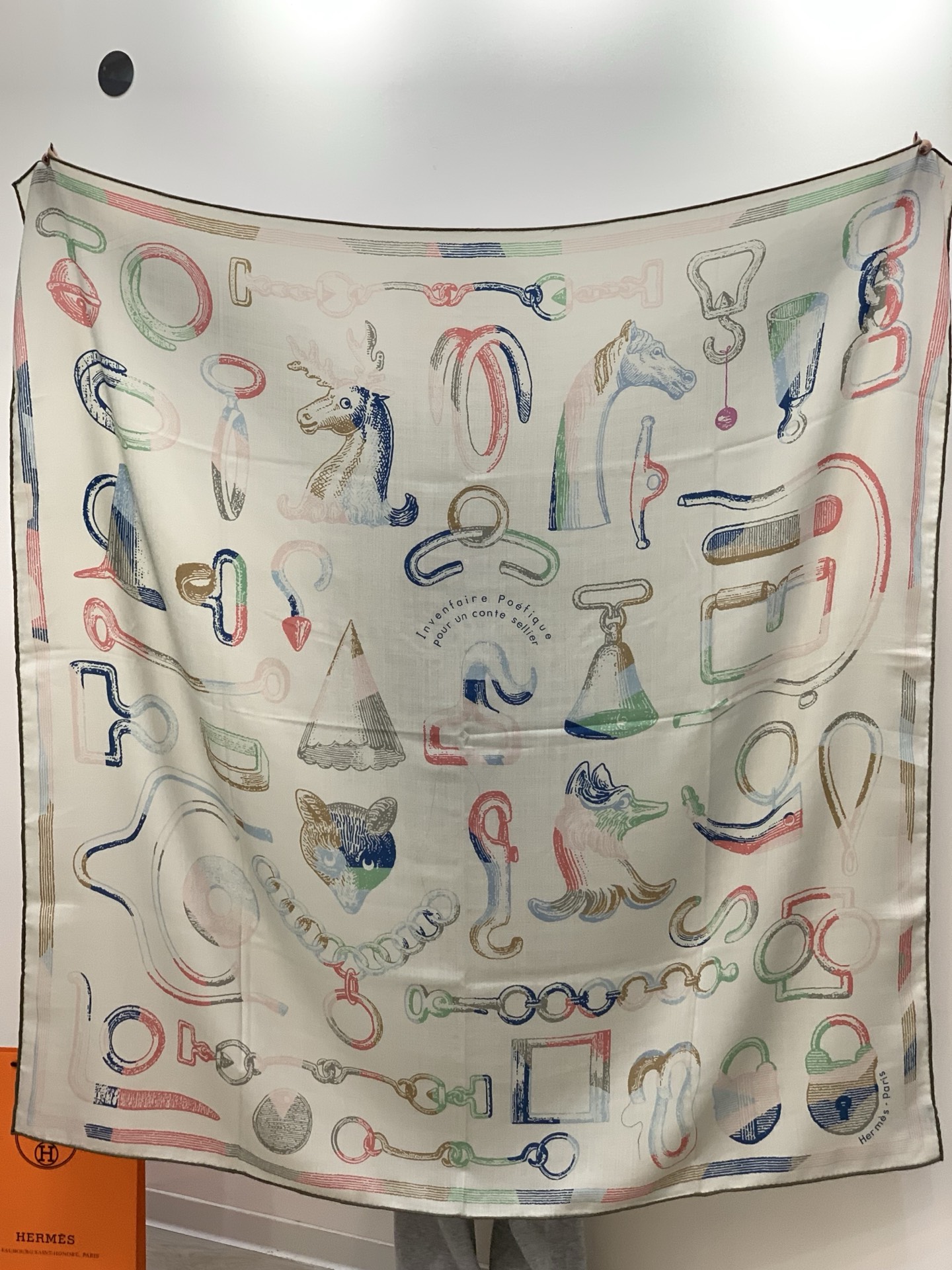 爱马仕(Hermes)【💗】 | “马具故事的诗意回顾”140披肩 【上新❤️】 永远秉承高品质手工卷边