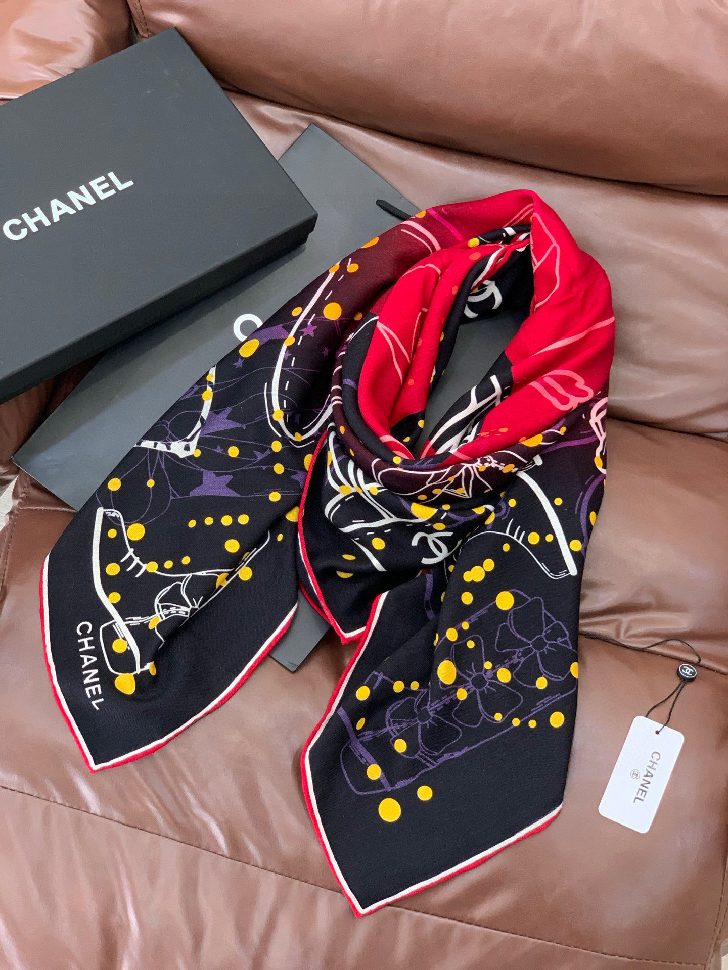 2025秋冬高级成衣系列～Chanel 【140双面同色丝绒披肩】此系列谱写一曲自由轻灵的赞歌本系列作品