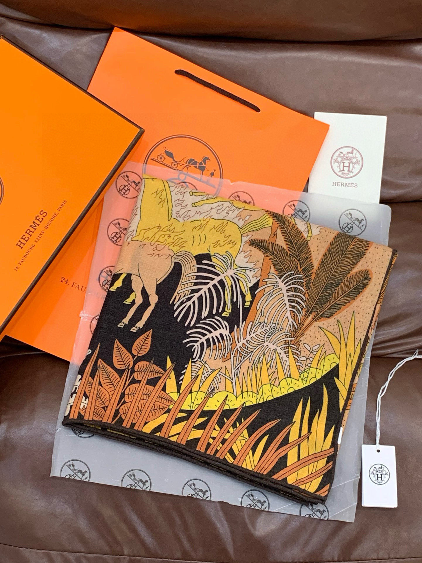 爱马仕～秋冬搭配利器❗️顶级双面同色真丝羊绒披肩！！1条等于2条】点睛精彩，图案和配色都超级喜欢，又一款