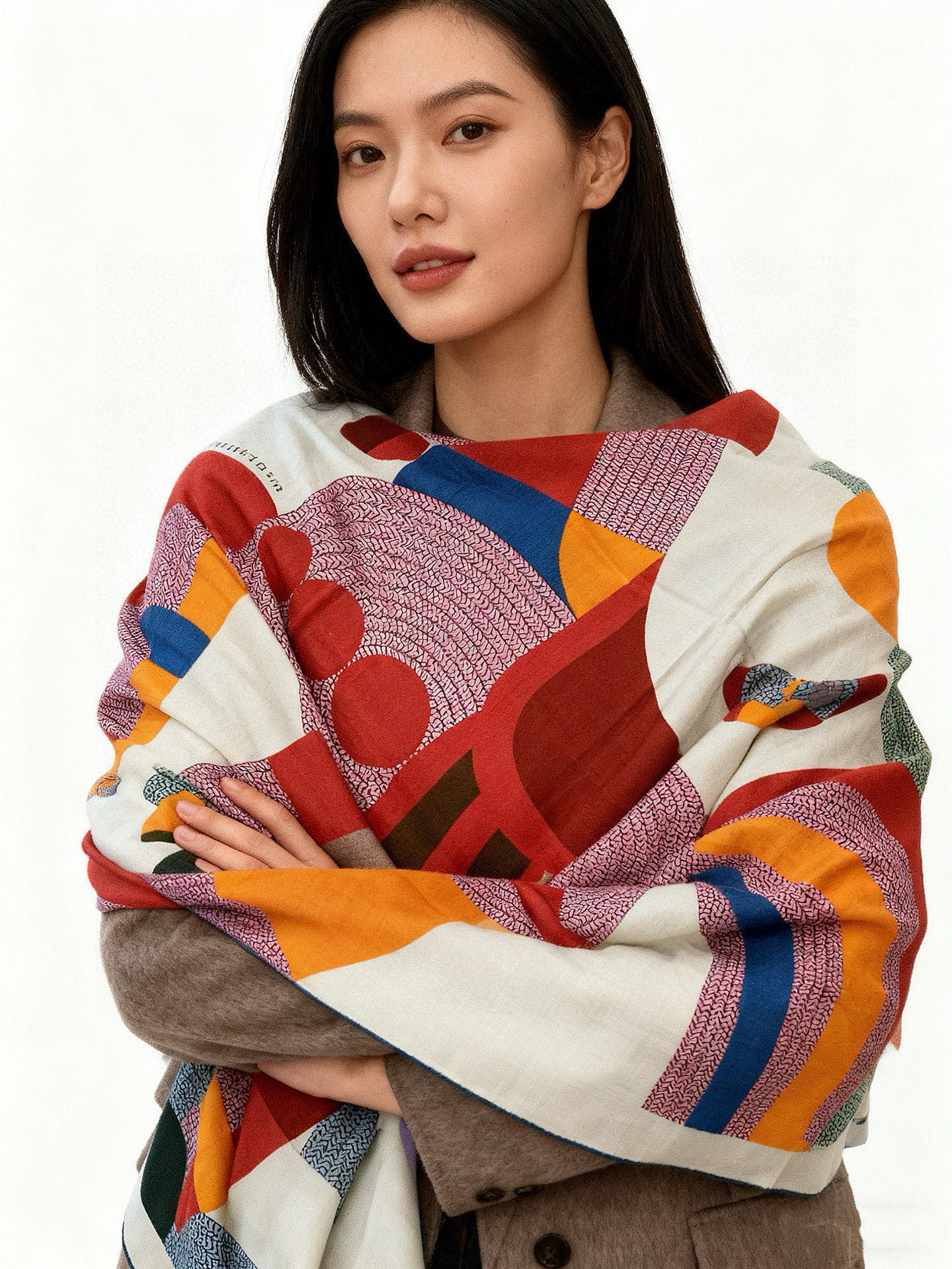 NO:603620,[140 top quality silk cashmere double-sided shawl of the same color 'City of Horses'!  !  Super temperament!  !  】Not only is the beauty on the outside, it also has a brilliant inner quality with good quality and good details!  !  Once you put it on, you will be filled with infinite gentleness!  !  High-end and tasteful, high-end and tonal, with a grandeur from within ~ noble and fashionable temperament!  !  Tolerant of all body shapes and temperaments!  !  The good quality and style are visible to the naked eye. I like the stable sense of fashion and high-end. The upper body has an aloof temperament, a feeling of freedom, and the texture is super good!  !  !  A piece of advice recommended by Tao Fei!  !  !  Let’s focus on the soul fabric of this product, which is made of the latest top-grade 70% cashmere 30% silk fabric, which is really super comfortable!  !  !  Size specification 140*140cm high specification custom-grade herringbone silk cashmere square scarf. High version scarf, high version scarf, real silk, shawls19860909【140顶级丝羊绒双面同色披肩 『骏马之城』！！超级气质！！】不仅美有其表,更有好品质与好细节的出彩内质！！一上身就能让人充满无限的温柔气质！！高级有品味,高级有调性,有着从内自带的大气~ 气质高贵时髦！！包容各种身材和气质！！肉眼可见的好品质,好款式,喜欢这种稳稳的时髦感和高级感,上身有着一种孤傲的气质,自由的感觉,质感超级好！！！掏心陶肺推荐的一条！！！重点再说下这款的灵魂面料,采用最新顶级70羊绒30真丝面料,真的超级舒服！！！尺寸规格140*140cm高规格定制级人字纹真丝羊绒方巾.高版本围巾,高版本围巾,real silk,shawls,scarf