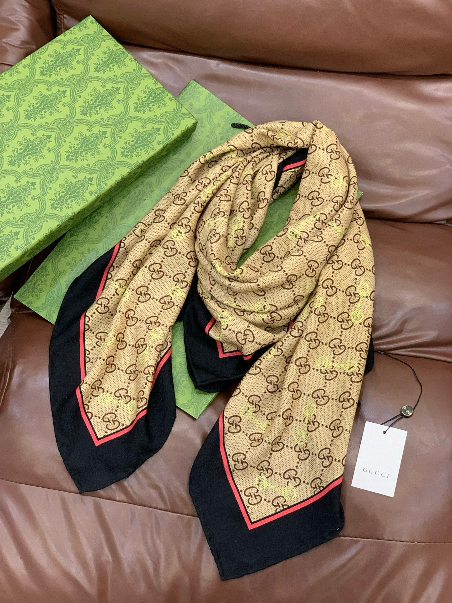 Gucci~140双面丝绒披肩马衔扣细节和GG图案以精致色调匠心呈献，意在向品牌与马术世界的深厚渊源致敬