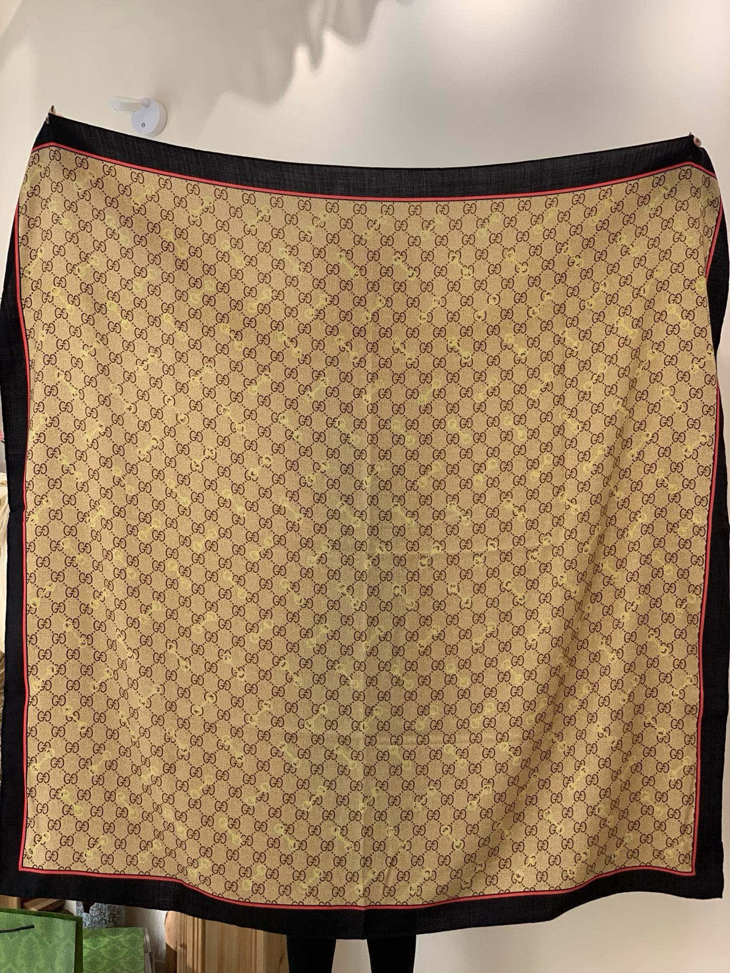 Gucci~140双面丝绒披肩马衔扣细节和GG图案以精致色调匠心呈献，意在向品牌与马术世界的深厚渊源致敬