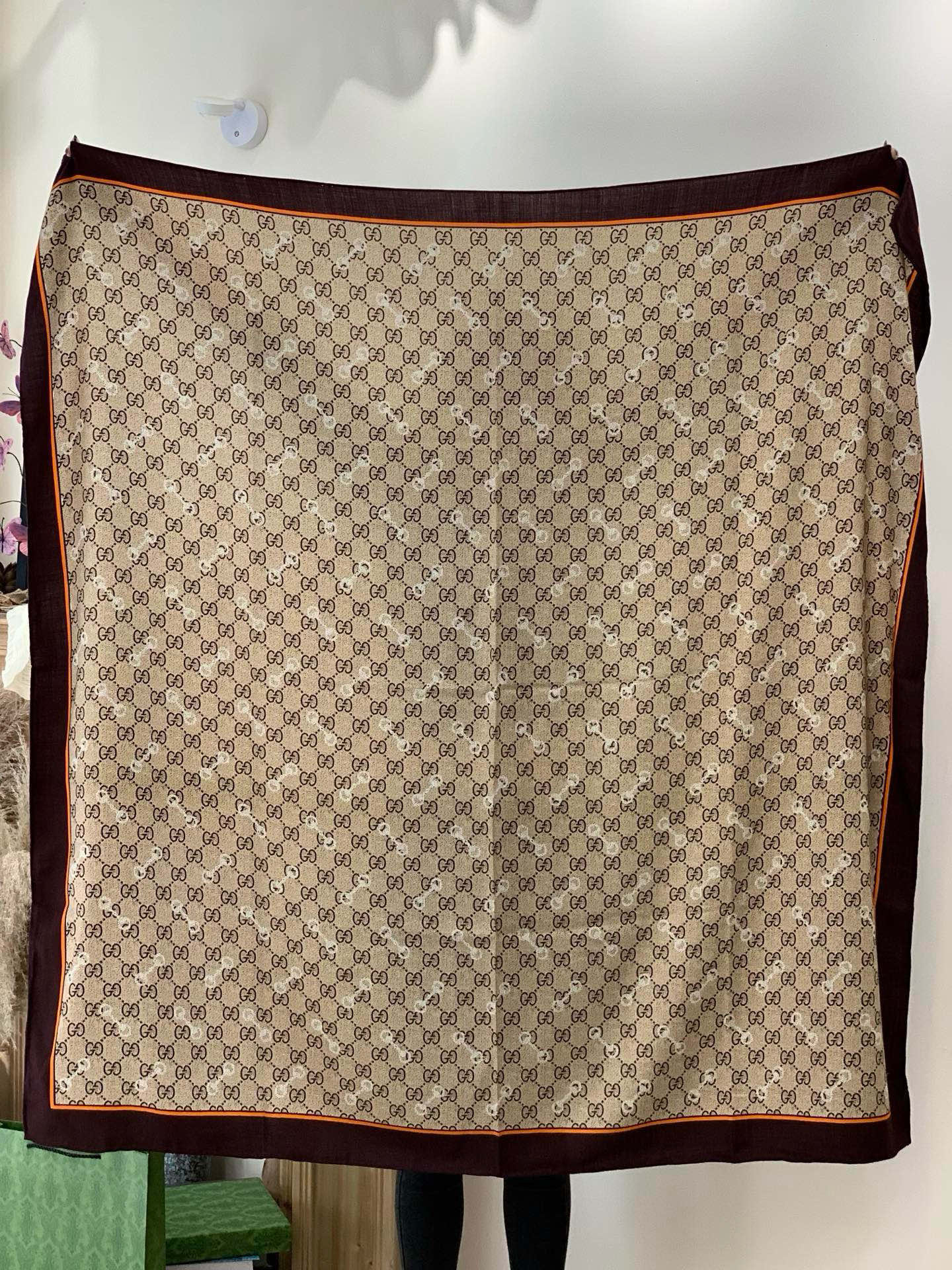 Gucci~140双面丝绒披肩马衔扣细节和GG图案以精致色调匠心呈献，意在向品牌与马术世界的深厚渊源致敬