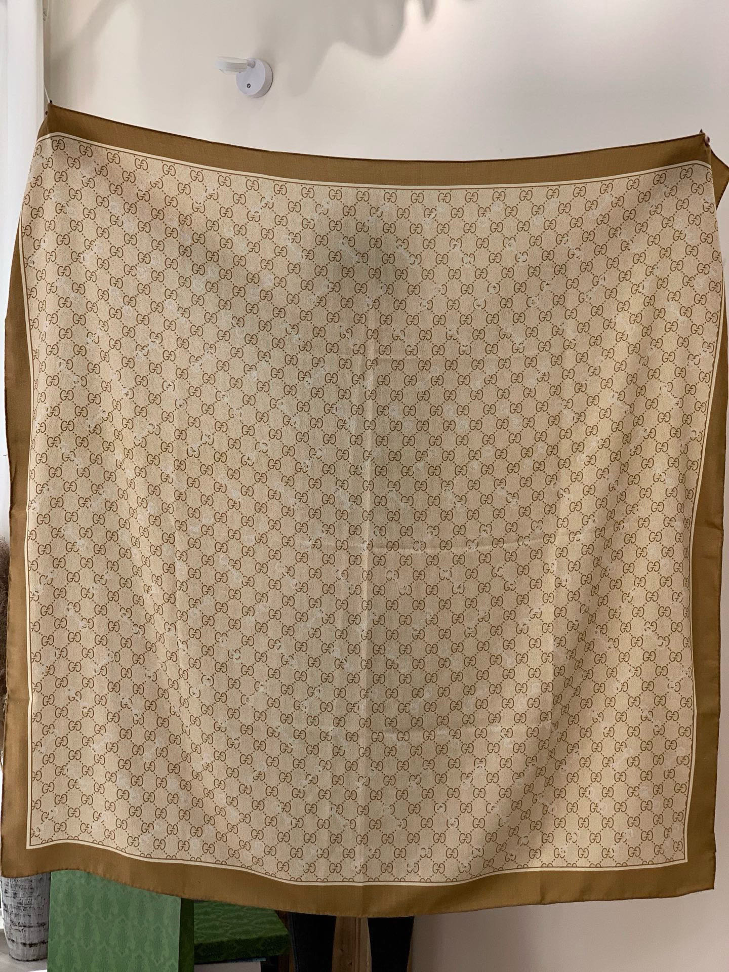 Gucci~140双面丝绒披肩马衔扣细节和GG图案以精致色调匠心呈献，意在向品牌与马术世界的深厚渊源致敬