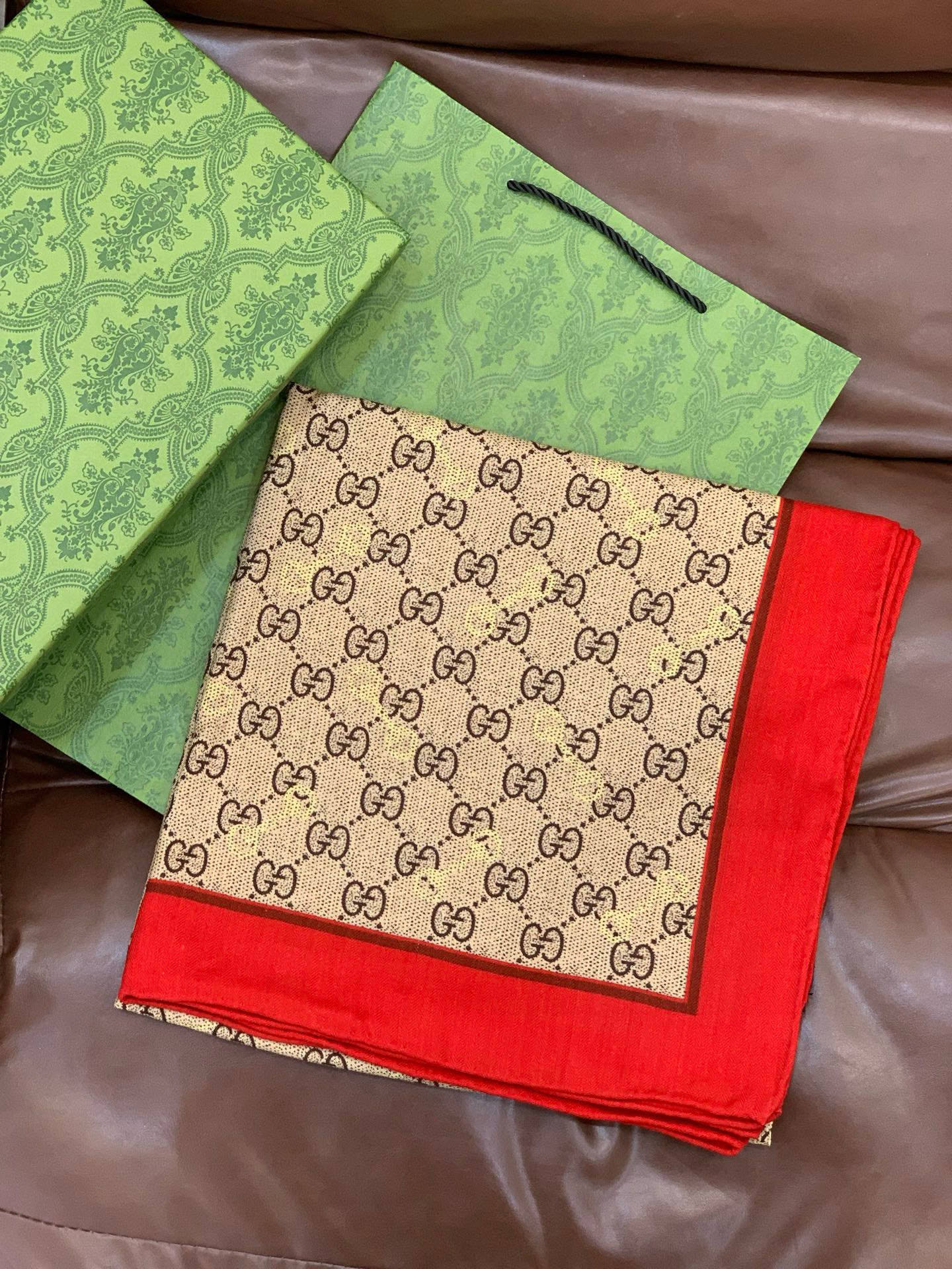 Gucci~140双面丝绒披肩马衔扣细节和GG图案以精致色调匠心呈献，意在向品牌与马术世界的深厚渊源致敬