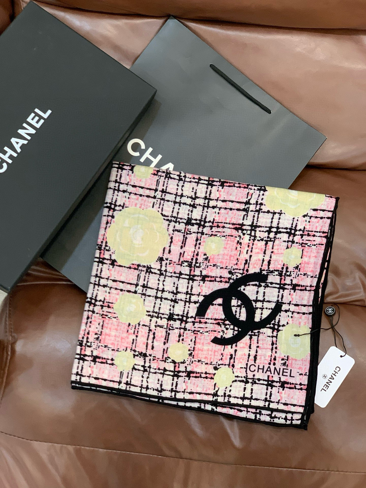 Chanel ~25秋冬新品～“花呢纹理与山茶花”【140双面丝绒披肩】手工卷边丝绒方巾（30%桑蚕丝7