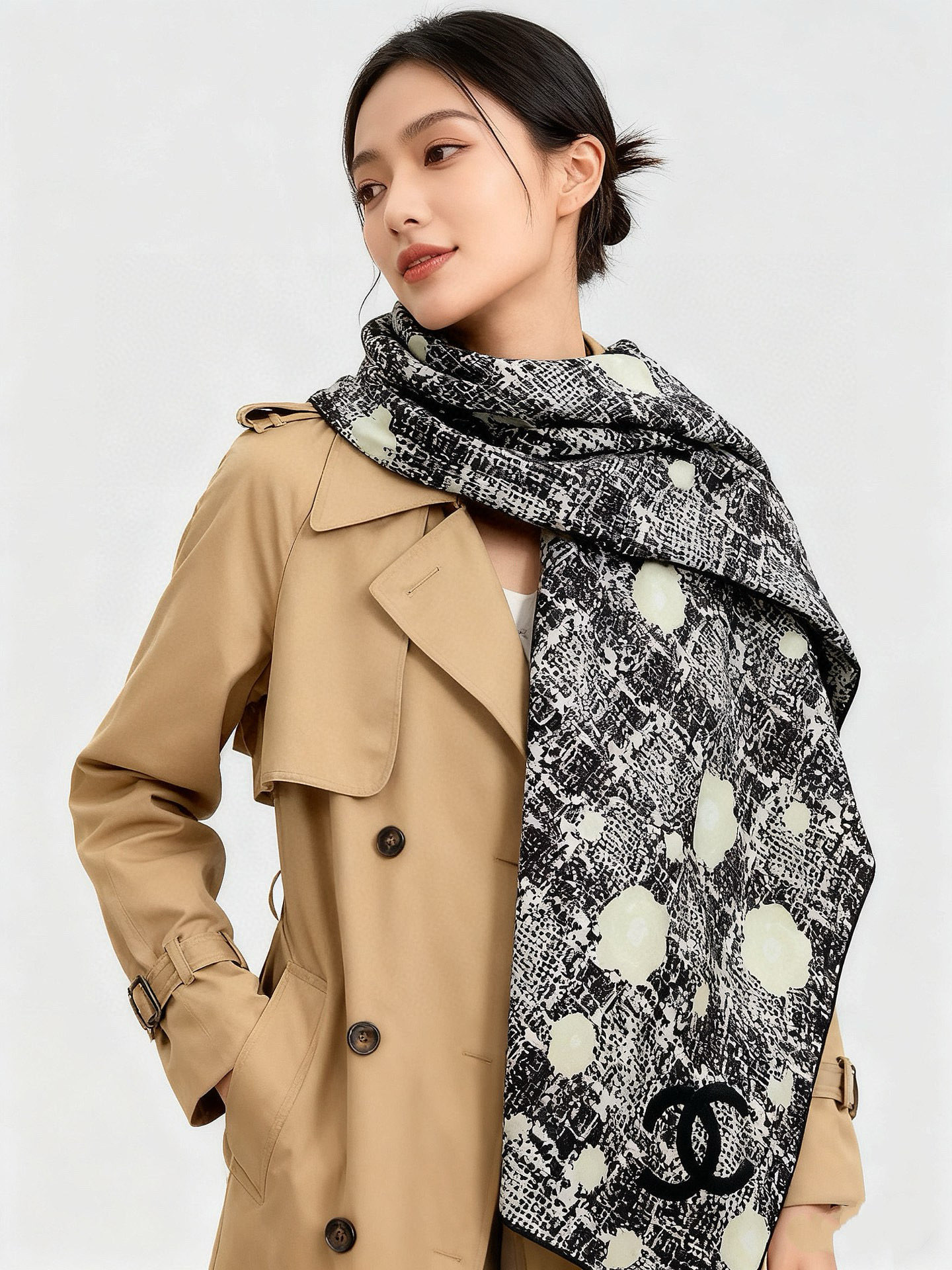 NO:603633,Chanel ~ 25 new autumn and winter products ~ 'Tweed texture and camellia' [140 double-sided velvet shawl] Hand-rolled velvet square scarf (30 mulberry silk, 70 cashmere) This classic item shows the powerful and charming essence of female charm. This 140 square scarf is innovative, interprets infinite emotions and freedom, and writes personal narrative in a unique way. Size 135*135 cm |  Because this square scarf is hand-rolled, the size indicated may be slightly different. High version scarf, high version scarf, chanel, shawls19860909Chanel ~25秋冬新品～“花呢纹理与山茶花”【140双面丝绒披肩】 手工卷边丝绒方巾（30桑蚕丝70羊绒） 这款经典单品展现强大而迷人的女性魅力精髓.此140方巾推陈出新,诠释无限的情感和自由,以别样方式书写个性叙事. 尺寸135*135厘米 | 由于这款方巾采用手工卷边,标示的尺寸或会略有不同.高版本围巾,高版本围巾,chanel,shawls,scarf