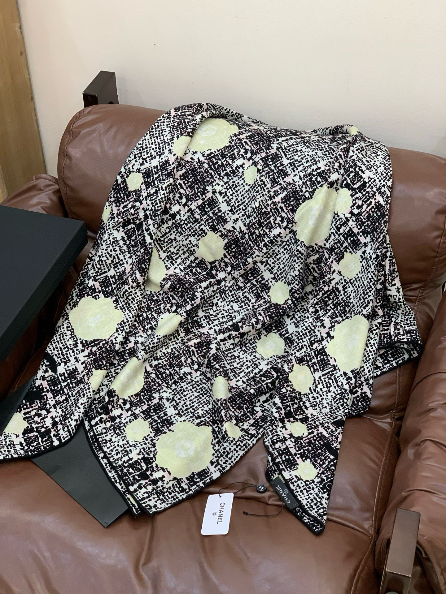 Chanel ~25秋冬新品～“花呢纹理与山茶花”【140双面丝绒披肩】手工卷边丝绒方巾（30%桑蚕丝7