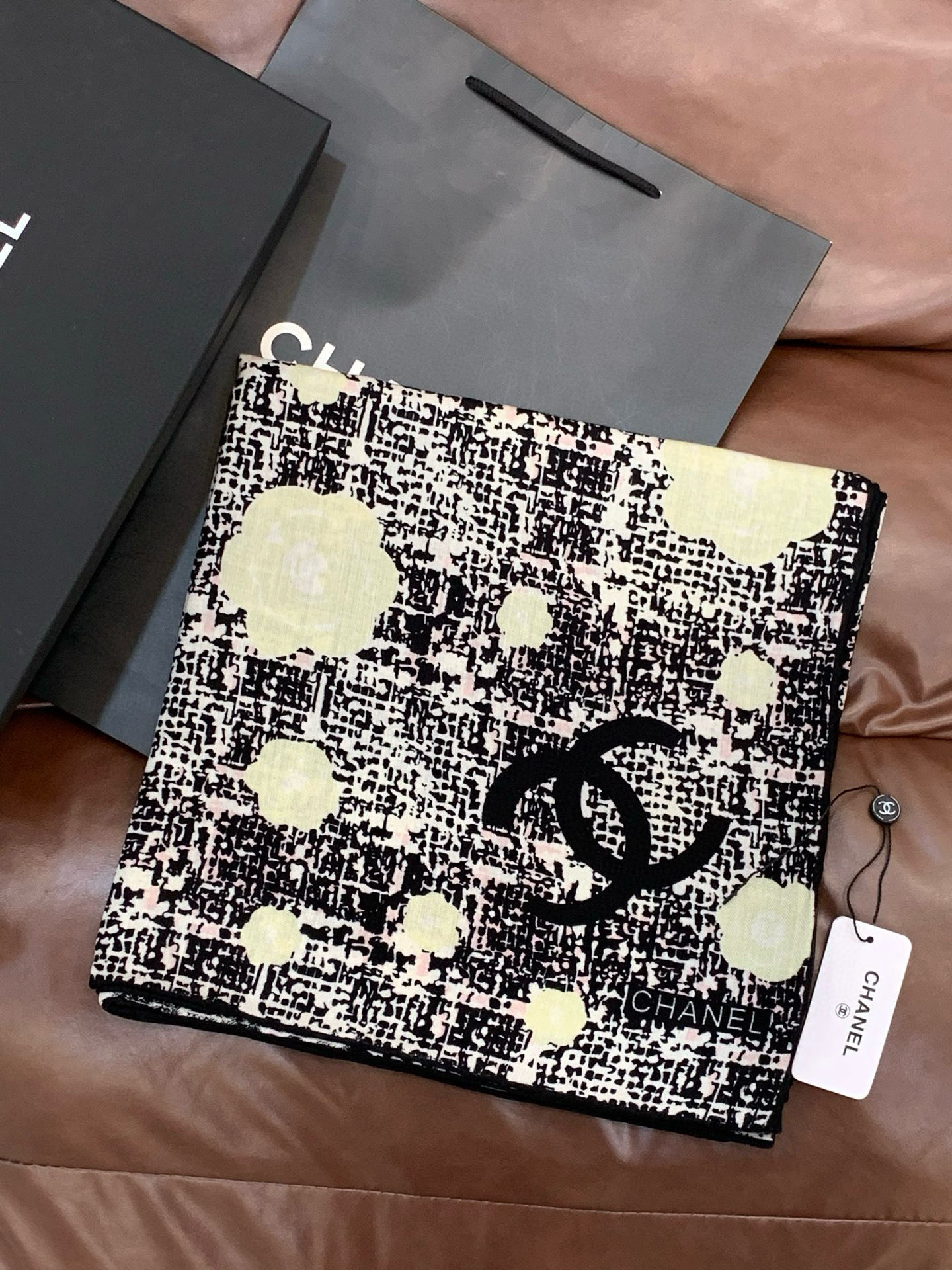 Chanel ~25秋冬新品～“花呢纹理与山茶花”【140双面丝绒披肩】手工卷边丝绒方巾（30%桑蚕丝7