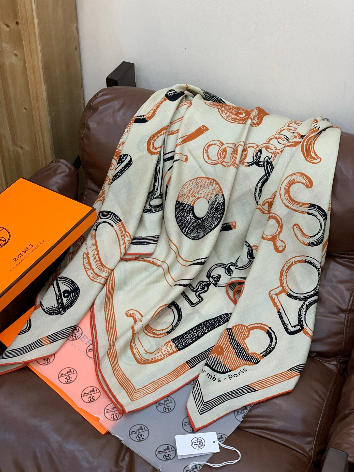 爱马仕(Hermes)【💗】 | “马具故事的诗意回顾”140披肩 【上新❤️】 永远秉承高品质手工卷边