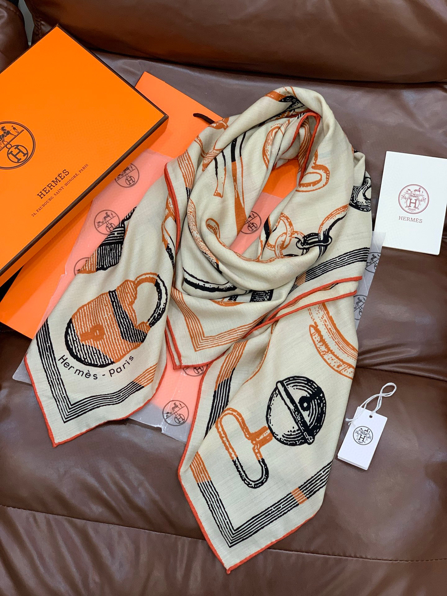 爱马仕(Hermes)【💗】 | “马具故事的诗意回顾”140披肩 【上新❤️】 永远秉承高品质手工卷边