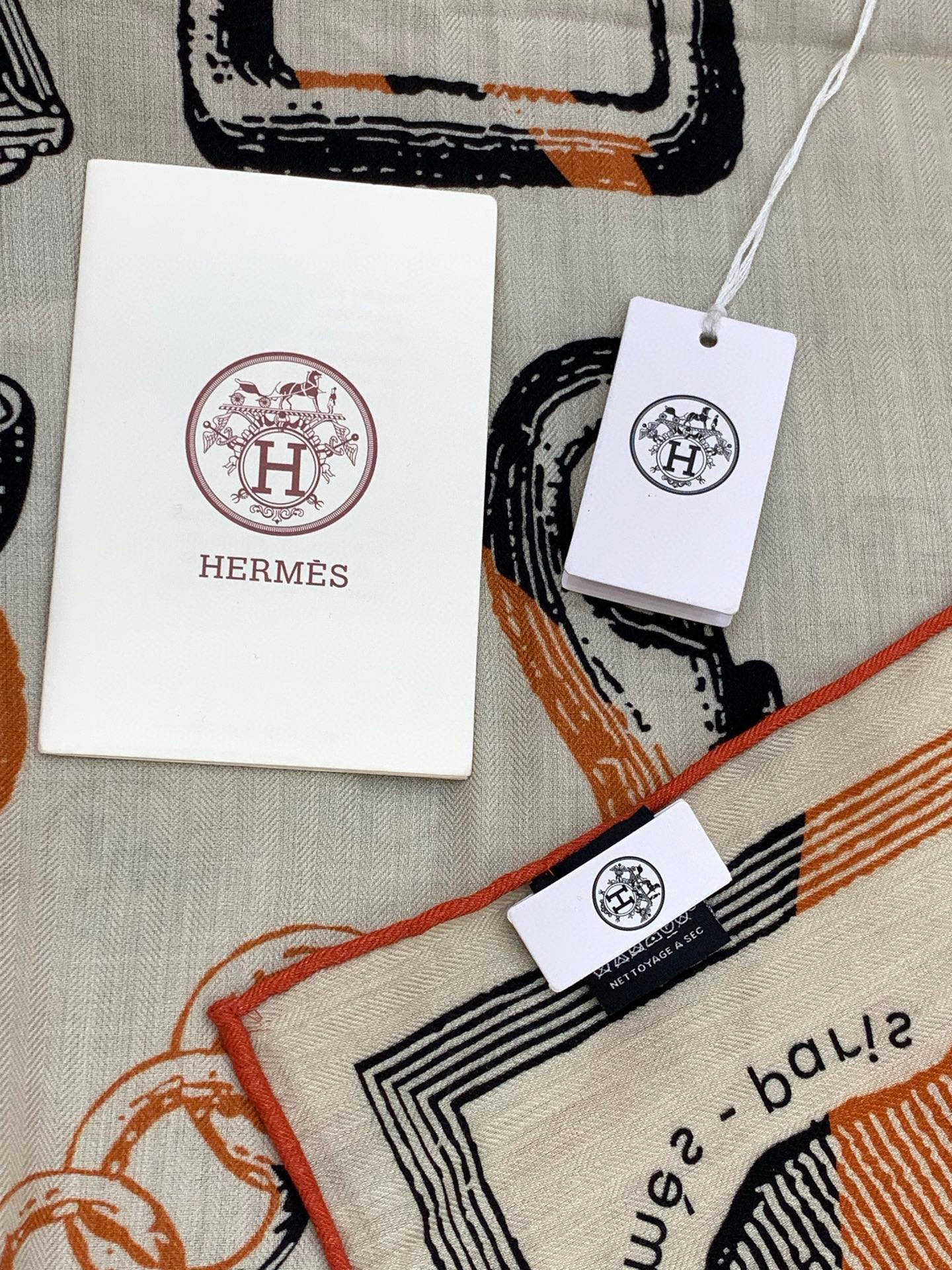 爱马仕(Hermes)【💗】 | “马具故事的诗意回顾”140披肩 【上新❤️】 永远秉承高品质手工卷边