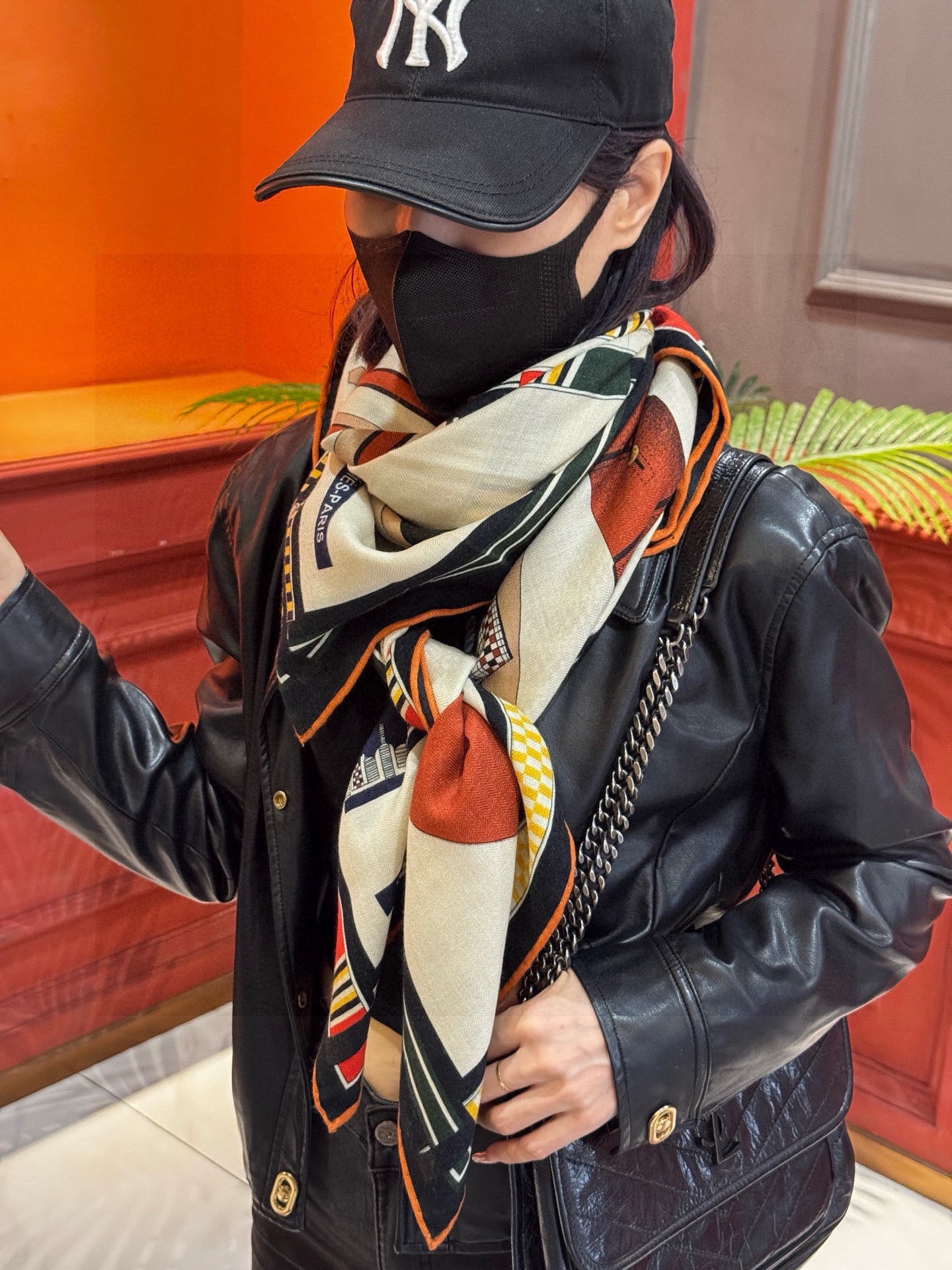 双面同色140cm丝绒方巾💕 《马术密匙》，十九世纪的商品图录汇集了手工匠们的系列产品，或许其中潜藏着某