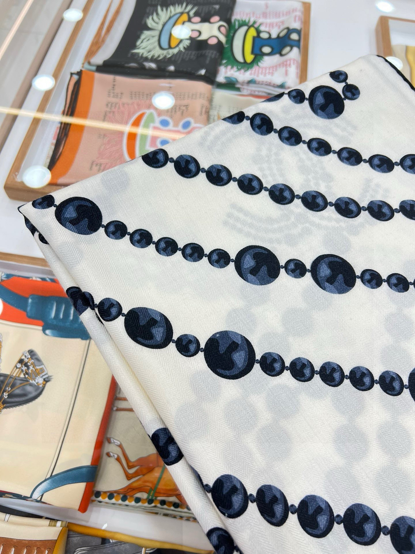 【▪️CHANEL新款 双面同色丝绒方巾】温柔而娴静，珍珠优雅气质！柔软顺滑的感觉真的舒服到心都化了！C