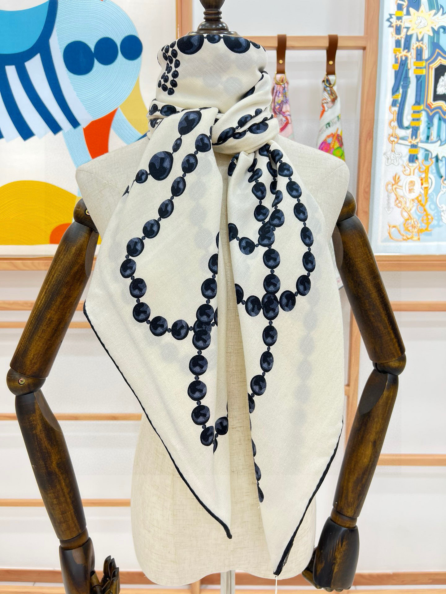 【▪️CHANEL新款 双面同色丝绒方巾】温柔而娴静，珍珠优雅气质！柔软顺滑的感觉真的舒服到心都化了！C