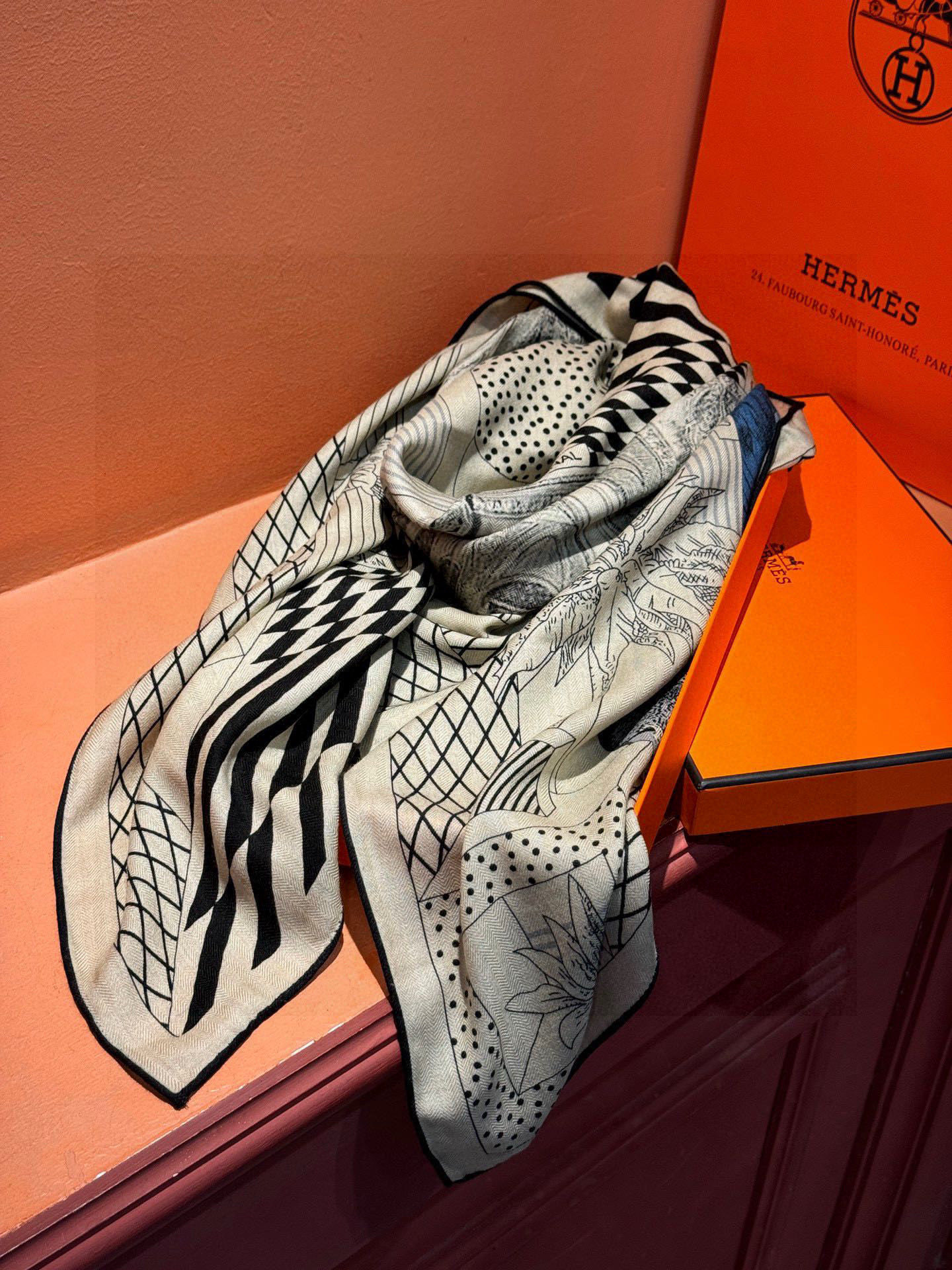 爱马仕新款双面同色 品名: 新型大剧院面料：丝绒尺寸：140*140 这款爱马仕点睛配饰可以多种方式佩戴