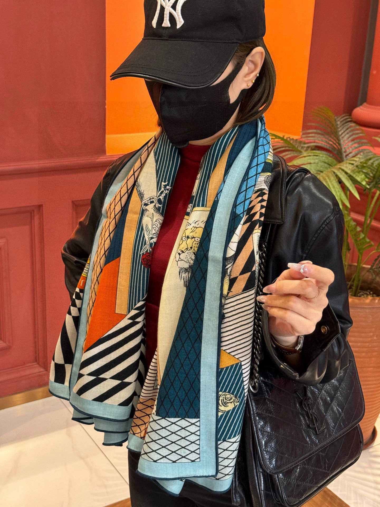 爱马仕新款双面同色 品名: 新型大剧院面料：丝绒尺寸：140*140 这款爱马仕点睛配饰可以多种方式佩戴