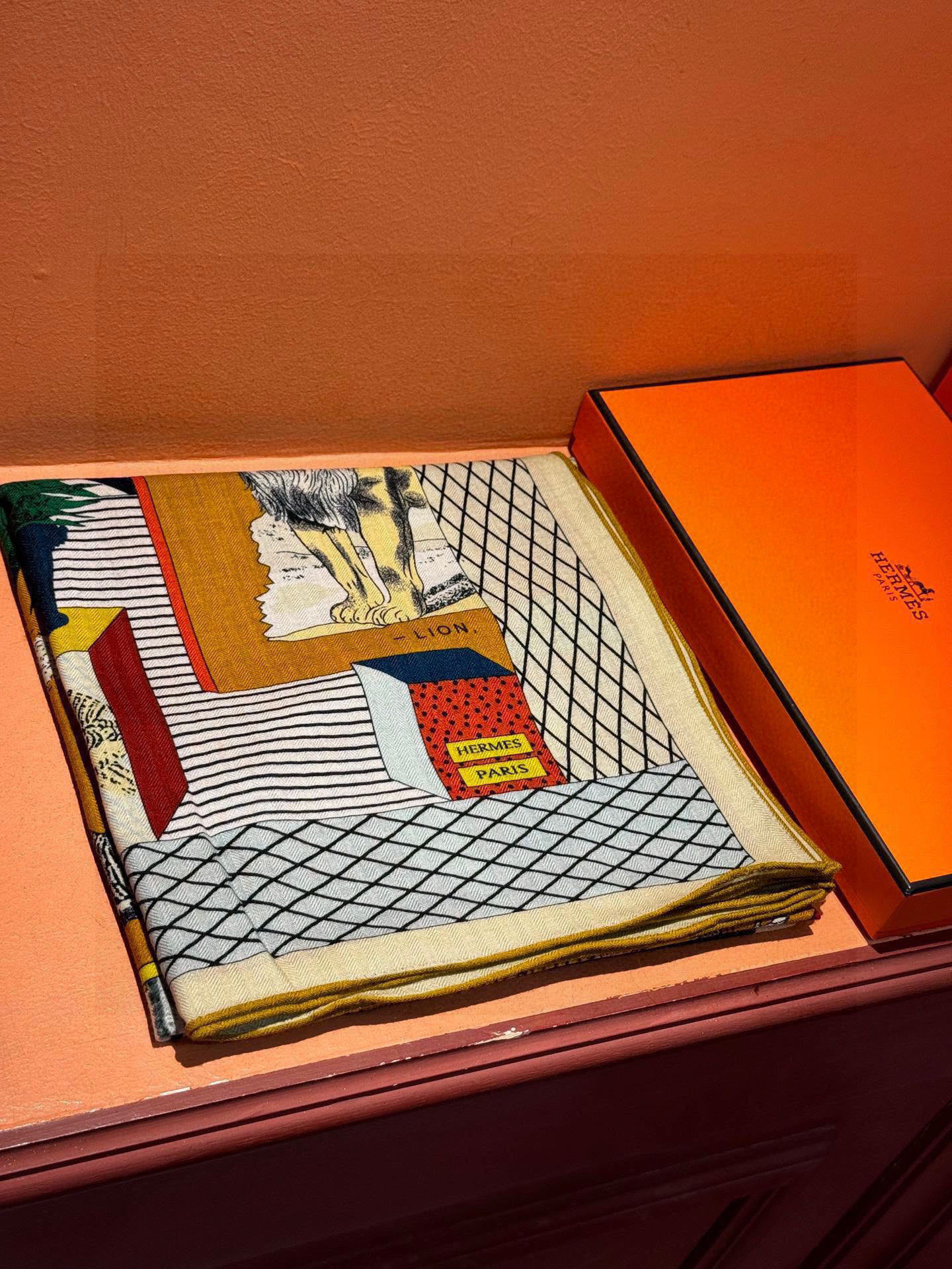 爱马仕新款双面同色 品名: 新型大剧院面料：丝绒尺寸：140*140 这款爱马仕点睛配饰可以多种方式佩戴