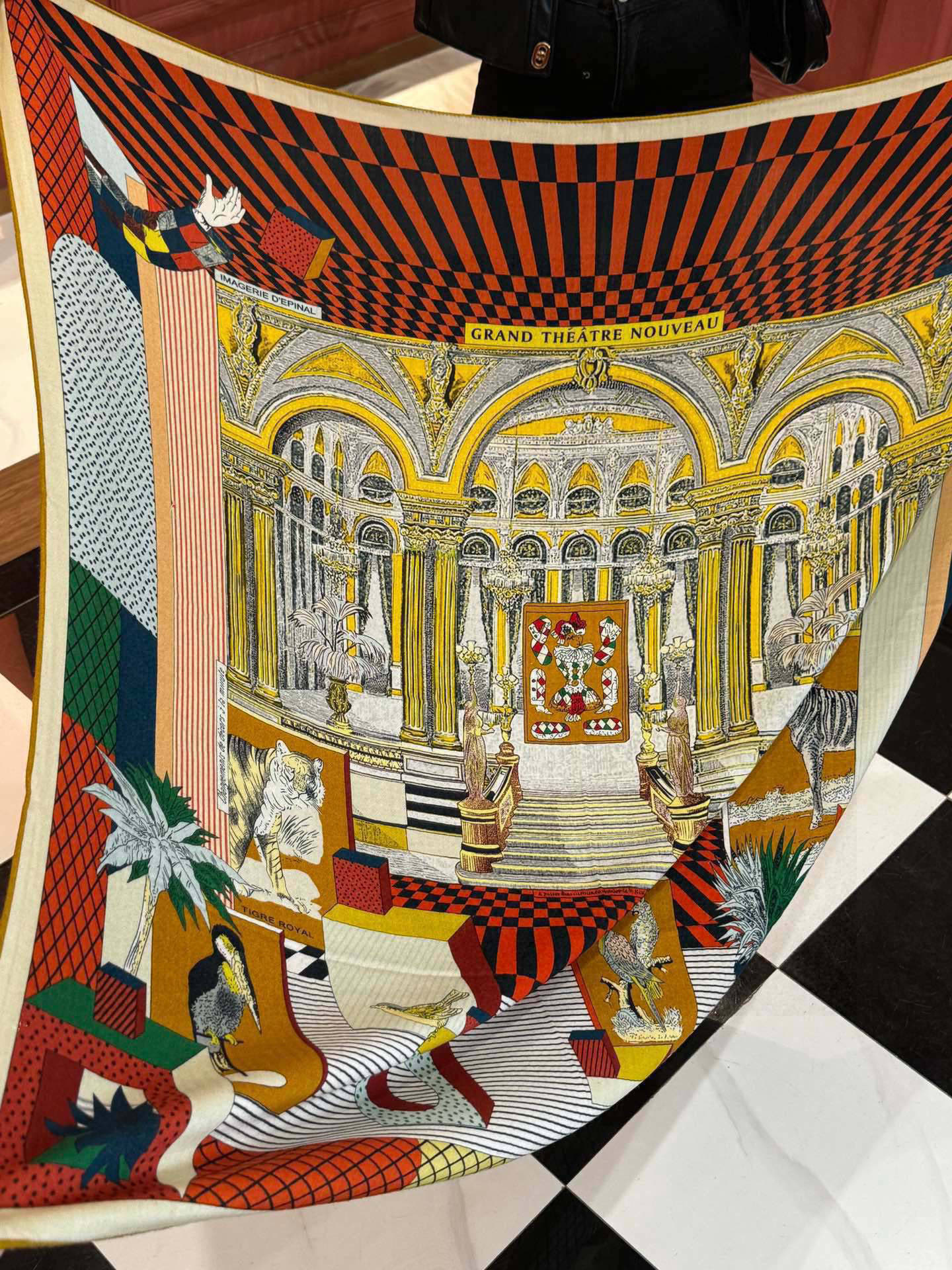 爱马仕新款双面同色 品名: 新型大剧院面料：丝绒尺寸：140*140 这款爱马仕点睛配饰可以多种方式佩戴