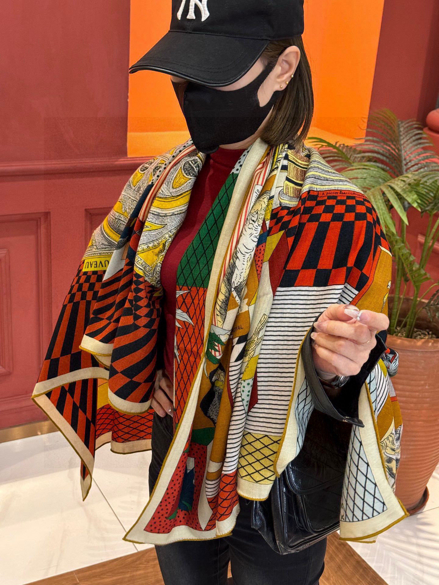 爱马仕新款双面同色 品名: 新型大剧院面料：丝绒尺寸：140*140 这款爱马仕点睛配饰可以多种方式佩戴