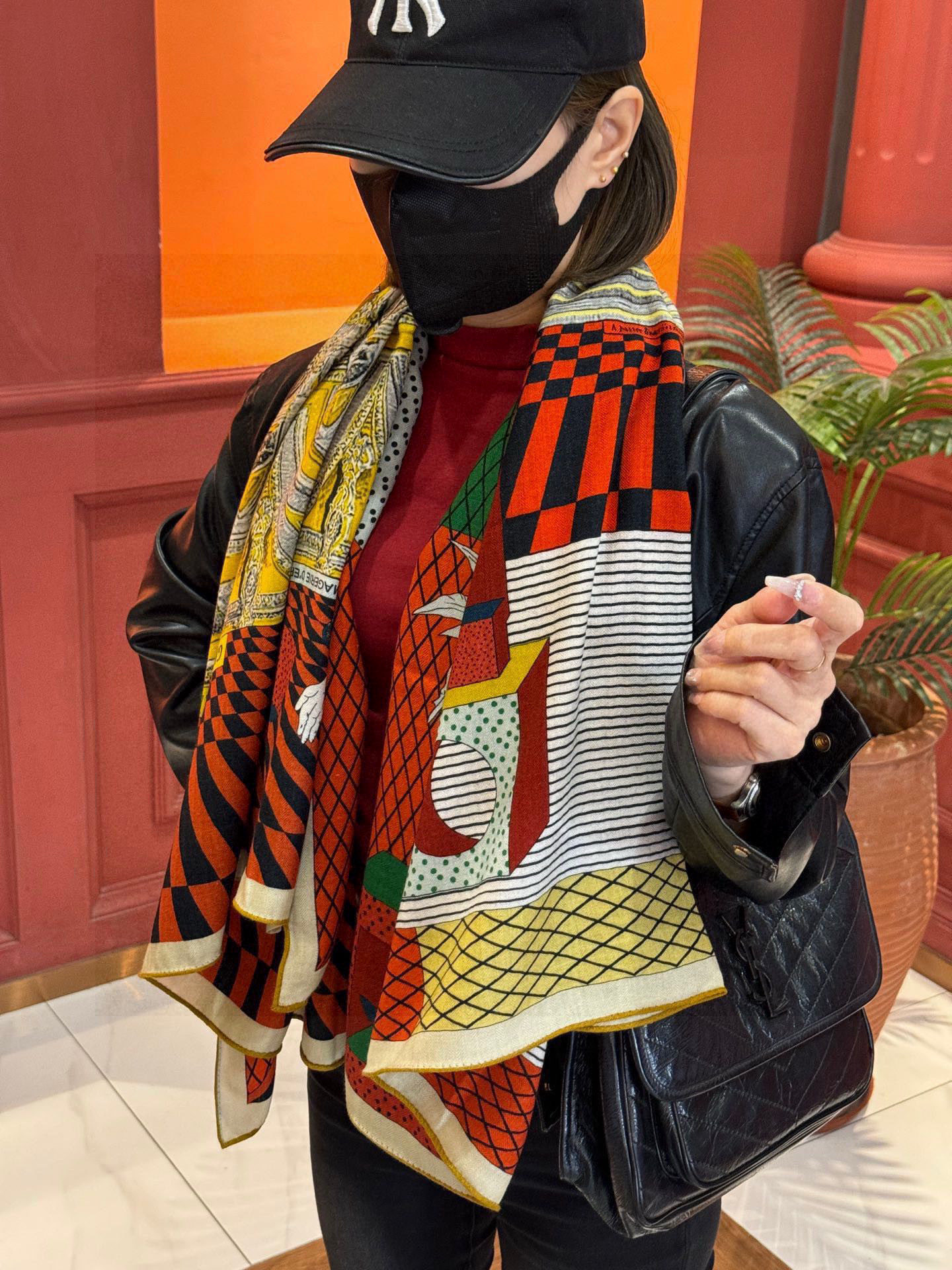 爱马仕新款双面同色 品名: 新型大剧院面料：丝绒尺寸：140*140 这款爱马仕点睛配饰可以多种方式佩戴