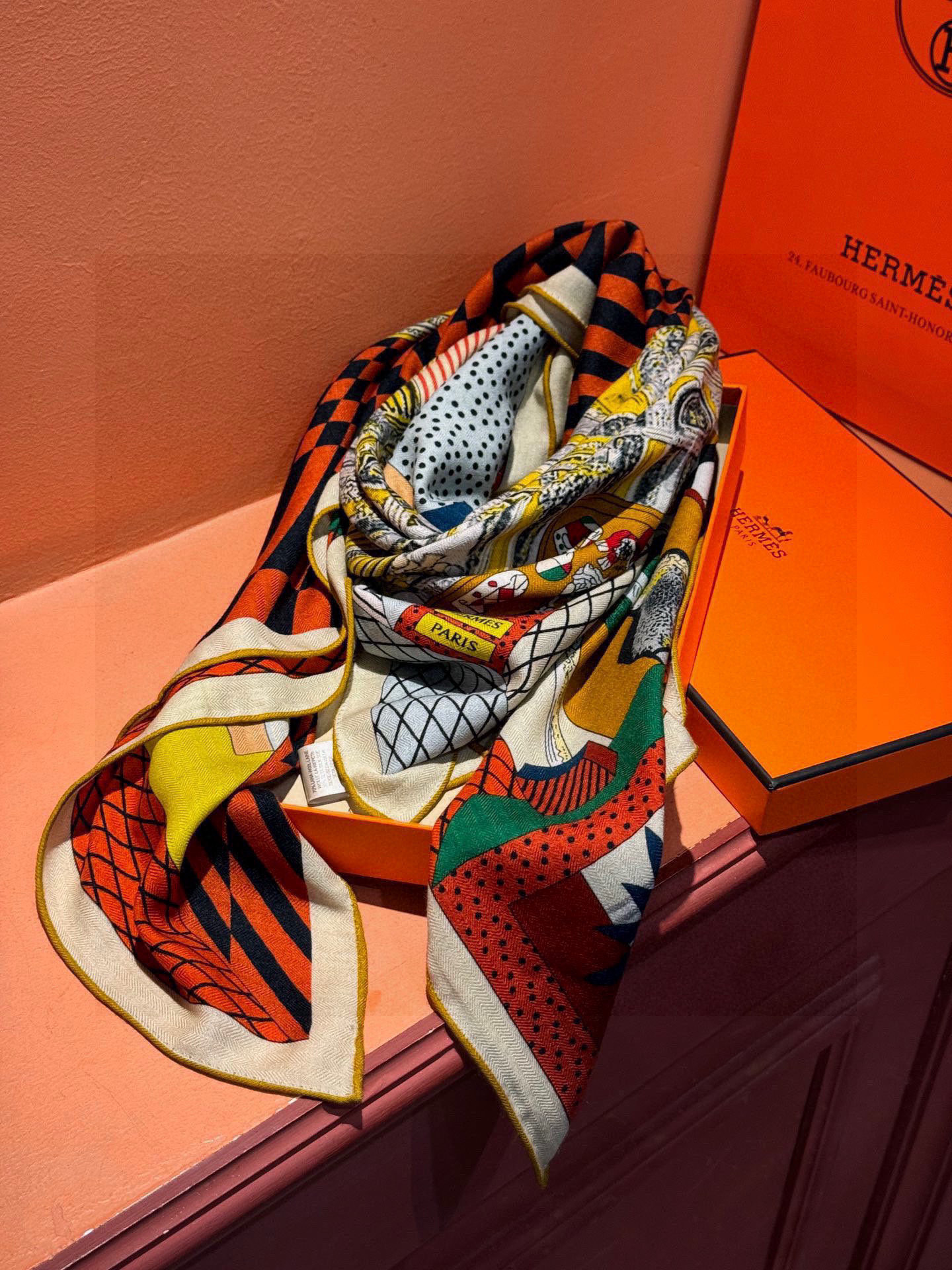 爱马仕新款双面同色 品名: 新型大剧院面料：丝绒尺寸：140*140 这款爱马仕点睛配饰可以多种方式佩戴