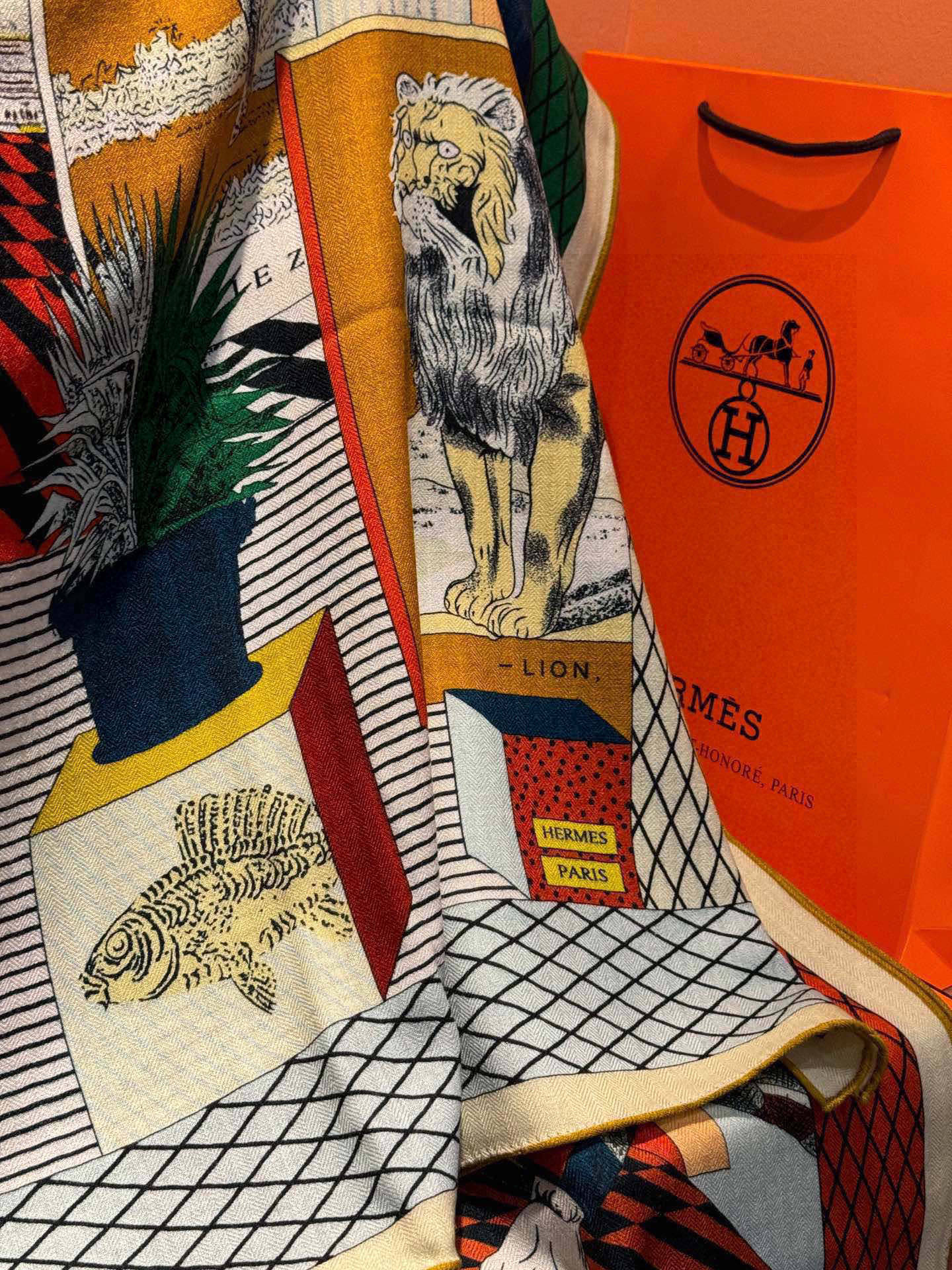 爱马仕新款双面同色 品名: 新型大剧院面料：丝绒尺寸：140*140 这款爱马仕点睛配饰可以多种方式佩戴