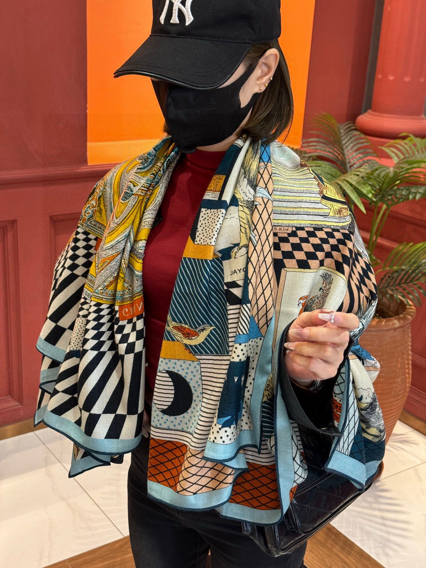 NO:603644,Hermès new double-sided same-color product name: New Grand Theater fabric velvet size 140*140 This Hermès finishing accessory can be worn in a variety of ways and matches well with any outfit. Whether worn around the neck, or worn as a top, belt or headscarf, it is always pleasing to the eye. Printing workshop pinal  Imagery was established in the Vosges region of France in 1796. For two hundred years, the colorful illustrations printed by this printing workshop spread throughout Europe, and the themes of its works include countless exotic exotic animals, flowers and plants, rich craft types, important events in history, fables and legends, and even riddles... Gianpaolo  Pagni was given access to the historical archives of the printing house, allowing him to explore behind-the-scenes details. He drew inspiration from some ancient engravings he saw to construct this fascinating theater scene, in which the protagonists are a variety of wild animals. The ingenious combination of geometric shapes is reminiscent of the designer's use of seal patterns. High version scarf, high version scarf, hermes19860909爱马仕新款双面同色 品名: 新型大剧院面料丝绒尺寸140*140 这款爱马仕点睛配饰可以多种方式佩戴,与任何服饰皆搭配得宜.无论系绕颈间,或作为上衣、腰带及头巾佩戴,皆赏心悦目.印刷工坊pinal imagery于1796年在法国的孚日地区设立.在长达两百年间,这家印刷工坊所印制的彩色插画传遍了整个欧洲,其作品的创作主题更是不胜枚举各种外来的奇珍异兽和花草植物、丰富的工艺种类、历史上的重要事件、寓言和传说,甚至谜语……詹保罗·帕加尼（Gianpaolo Pagni）获权浏览该印刷工坊的历史档案,得以探索其幕后的点滴.他从看到的一些古代版画中汲取灵感,组构出这幅引人入胜的剧院场景,而景中的主人公则是千奇百态的野生动物.几何图形的巧妙组合令人联想到这位设计师善用印章图案的创作特色高版本围巾,高版本围巾,hermes,scarf