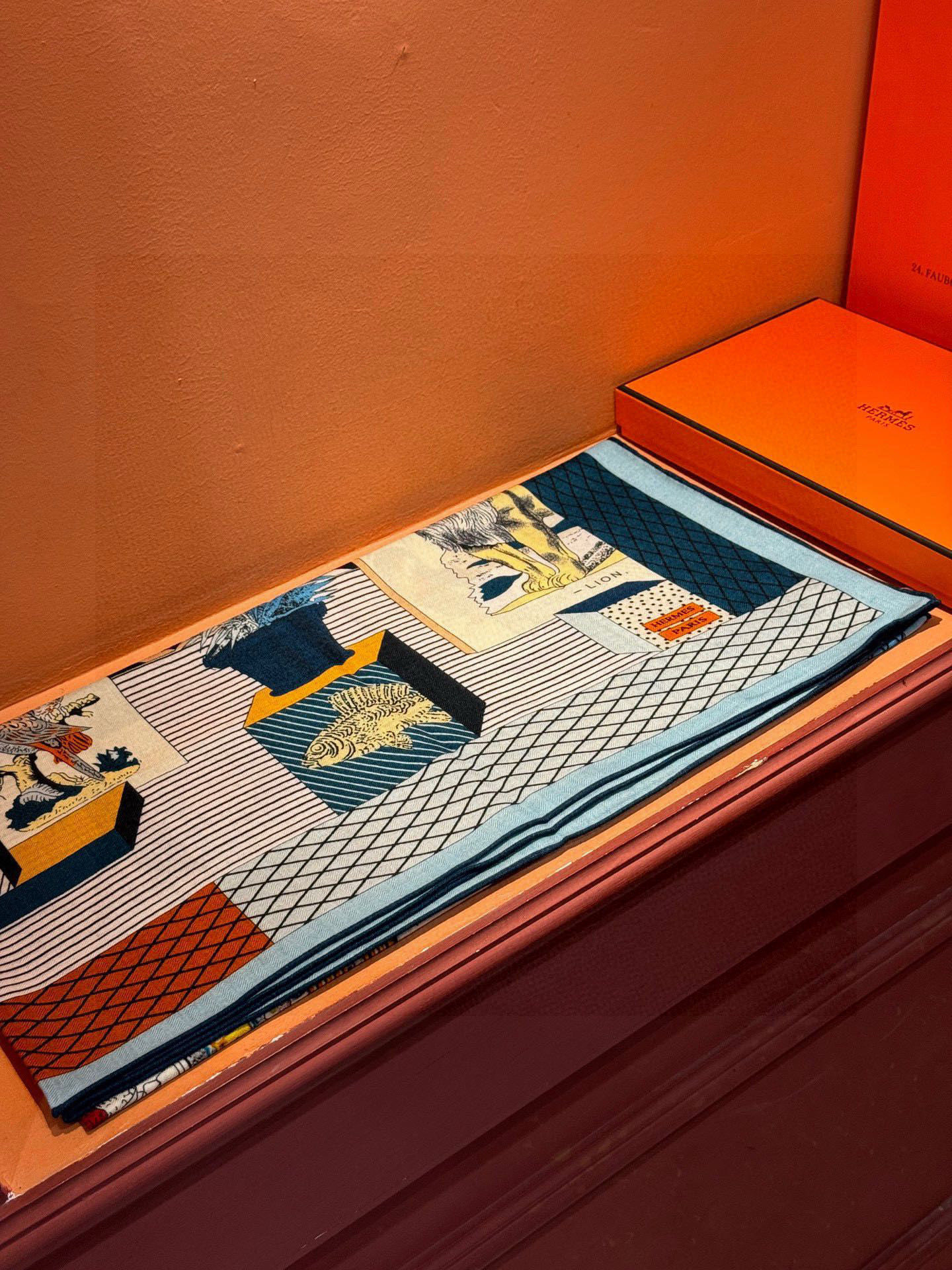 爱马仕新款双面同色 品名: 新型大剧院面料：丝绒尺寸：140*140 这款爱马仕点睛配饰可以多种方式佩戴