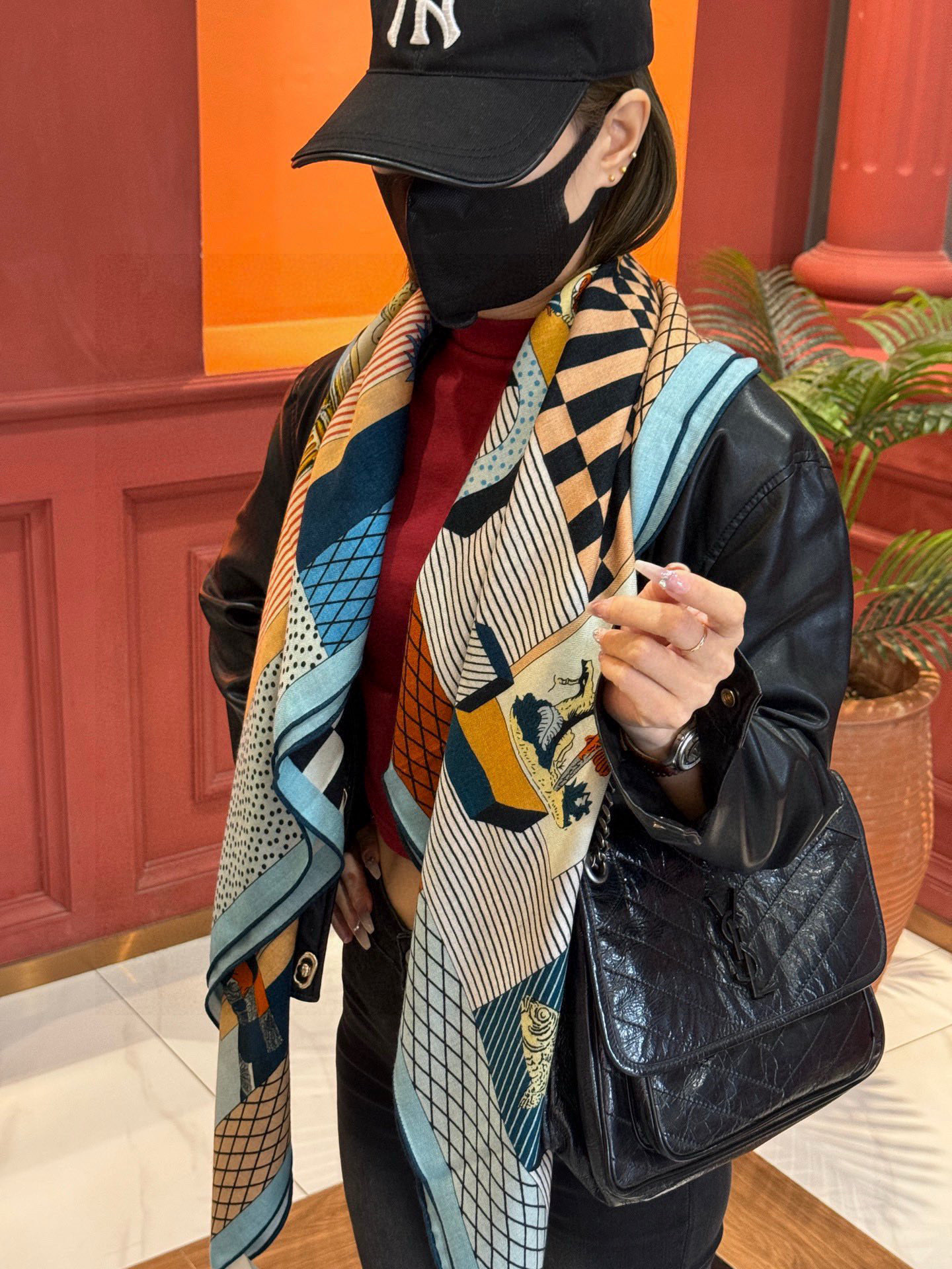 爱马仕新款双面同色 品名: 新型大剧院面料：丝绒尺寸：140*140 这款爱马仕点睛配饰可以多种方式佩戴