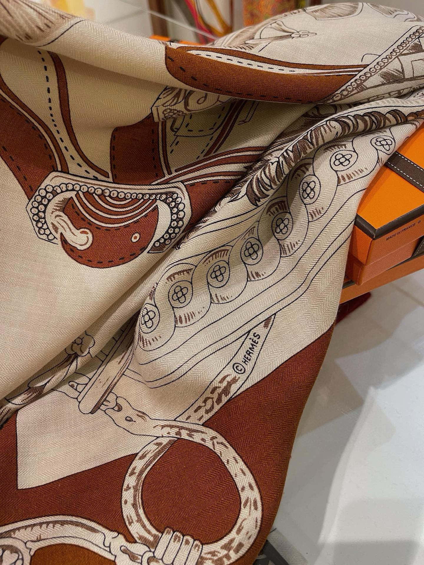 【🍂爱马仕绝绝子神级配色！！金棕本棕🌰太香了！！！】 Hermes秋冬款最新款披肩，好看死了！！！秒爱终