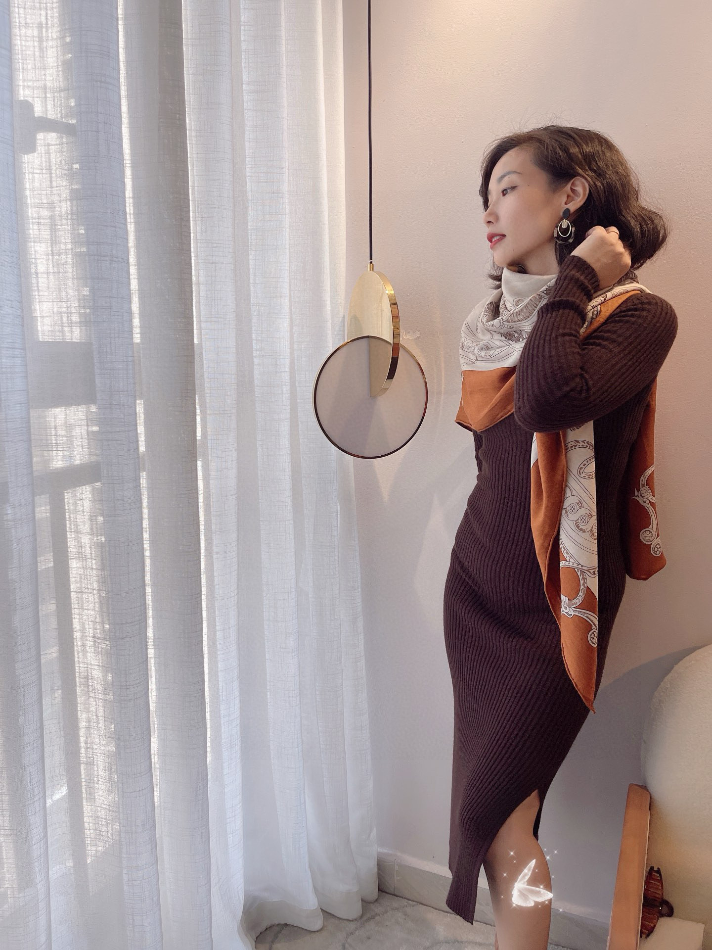 NO:603650,Hermès brown is definitely the favorite color of many tastemakers in autumn and winter!  Dream Color for many people!  Fashionable tone ~ can be matched well with all dark and light-colored clothes in autumn and winter, it is eye-catching and high-end!  !  Made of the latest top-grade H-grade 70 cashmere 30 silk fabric, it has received numerous positive reviews!  !  !  This kind of shawl scarf can really make women look beautiful and atmospheric, and reflect their personal attitude and taste towards life!  !  I love this one so much~~ Dedicated to the beauties who really love Hermès shawls, I recommend it with confidence!  high version scarf, high version scarf, hermes, real silk, shawls19860909爱马仕的棕色绝对是很多品味人士秋冬最爱的颜色！很多人的Dream Colour！时尚腔调~可以很好的搭配所有秋冬深色系浅色系的衣服,点睛又高级！！采用最新顶级H级70羊绒30真丝面料,好评无数！！！这样的披肩围巾,真的可以让女性美得好有氛围感,体现个人对生活的态度和品味！！超级爱这款~~献给真正热卖爱爱马仕披肩的美人儿,底气推荐！高版本围巾,高版本围巾,hermes,real silk,shawls,scarf