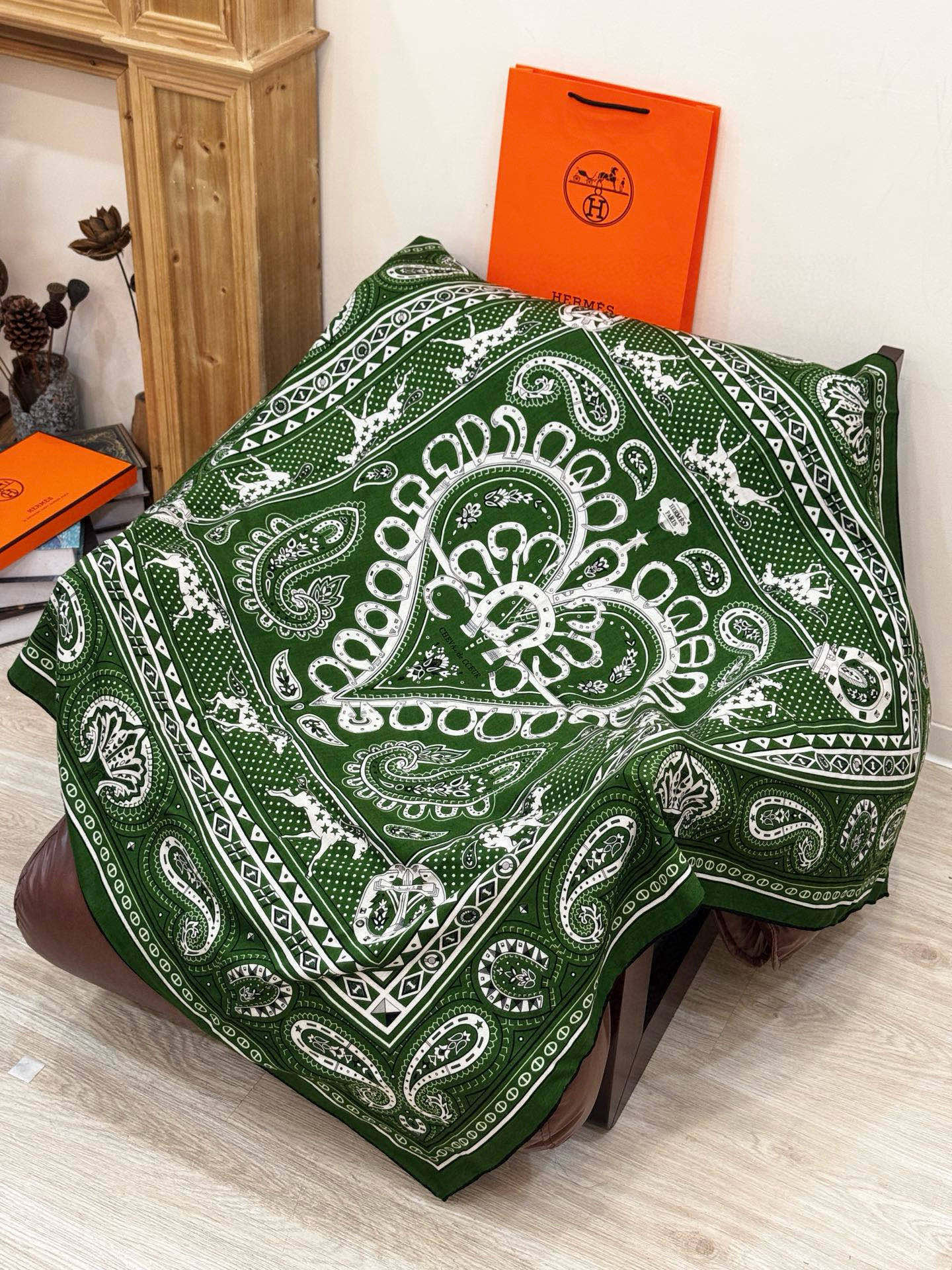 ✨✨【双面同色 丝毛款】H家羊绒新款 买了都说好看‼️推荐💕【爱心骏马 140】羊绒方巾‼️H家ZG爆款