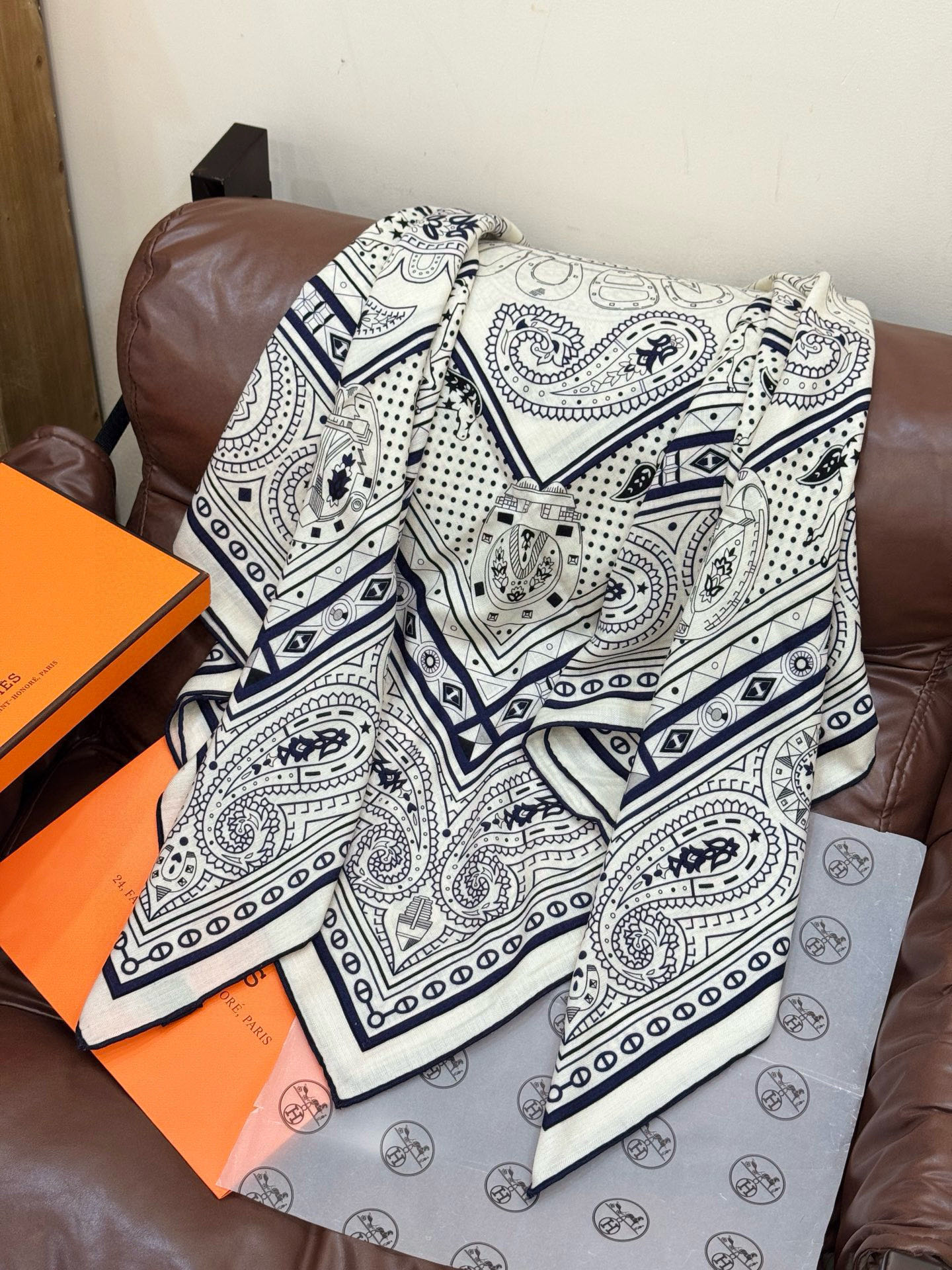 ✨✨【双面同色 丝毛款】H家羊绒新款 买了都说好看‼️推荐💕【爱心骏马 140】羊绒方巾‼️H家ZG爆款