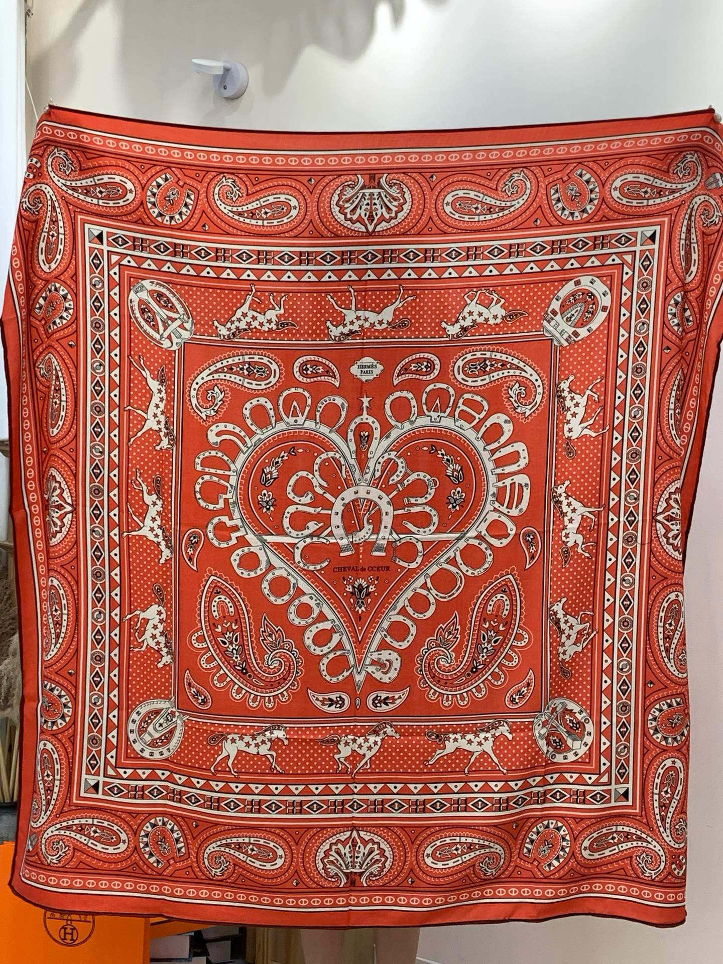 ✨✨【双面同色 丝毛款】H家羊绒新款 买了都说好看‼️推荐💕【爱心骏马 140】羊绒方巾‼️H家ZG爆款