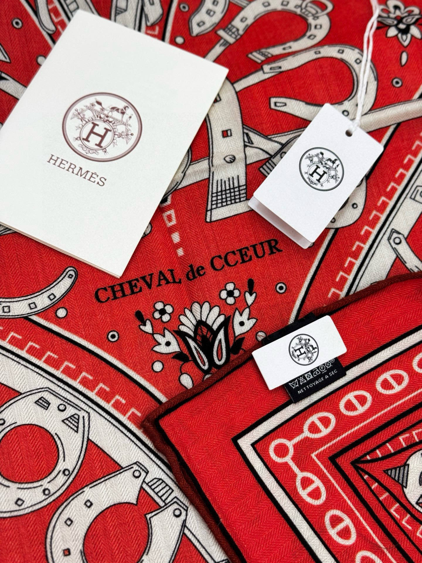 ✨✨【双面同色 丝毛款】H家羊绒新款 买了都说好看‼️推荐💕【爱心骏马 140】羊绒方巾‼️H家ZG爆款