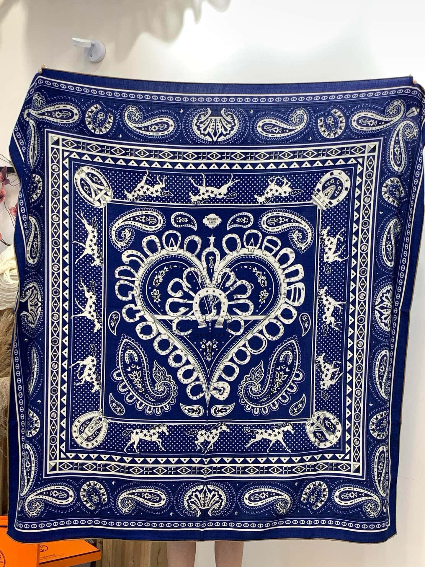 ✨✨【双面同色 丝毛款】H家羊绒新款 买了都说好看‼️推荐💕【爱心骏马 140】羊绒方巾‼️H家ZG爆款