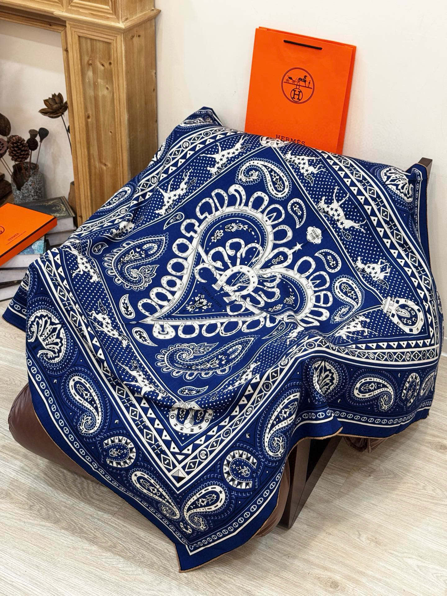 ✨✨【双面同色 丝毛款】H家羊绒新款 买了都说好看‼️推荐💕【爱心骏马 140】羊绒方巾‼️H家ZG爆款