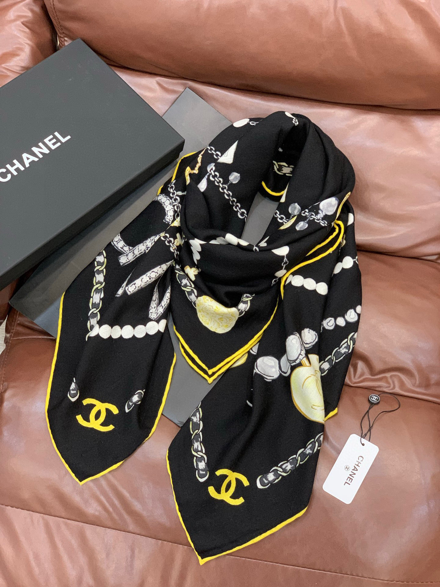 Chanel ~25秋冬新品～“珠光宝气”【140双面丝绒披肩】手工卷边丝绒方巾（30%桑蚕丝70%羊绒